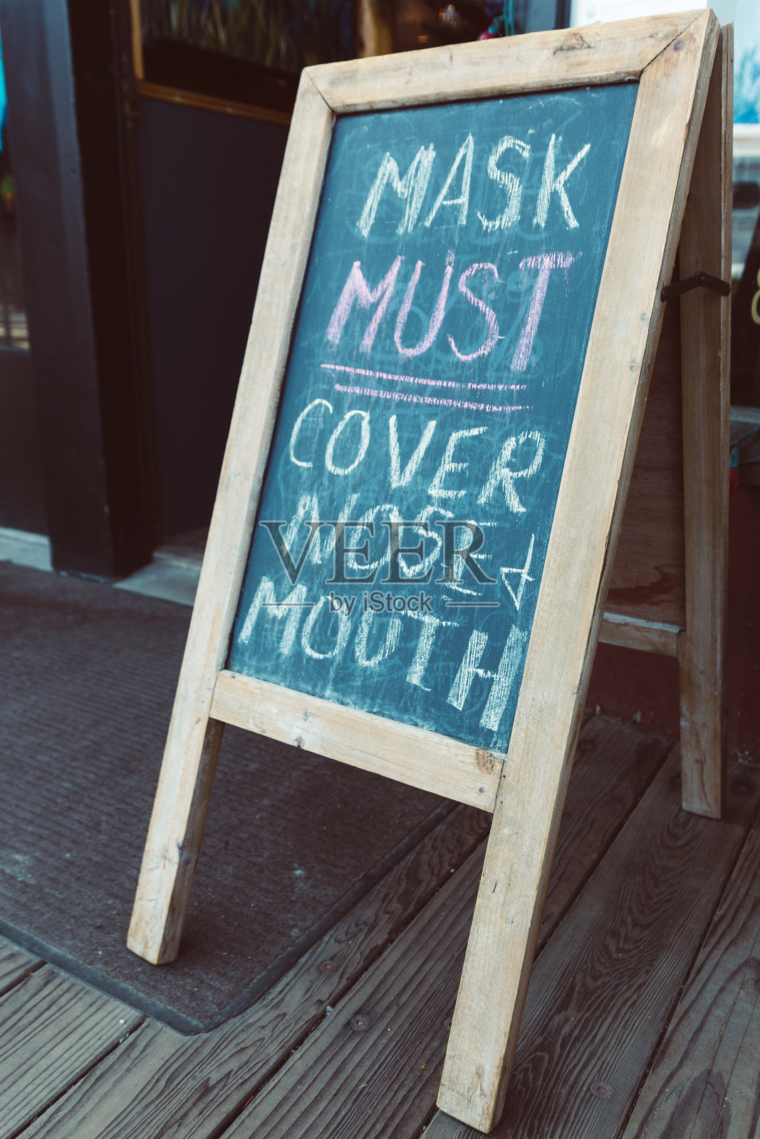 商家门前的口罩要求标志照片摄影图片