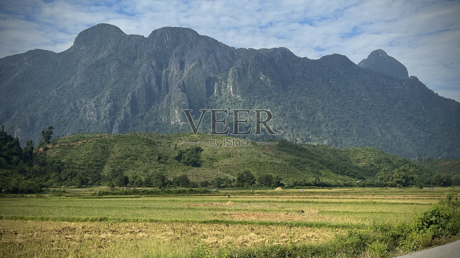 老挝万象的稻田与山脉。照片摄影图片