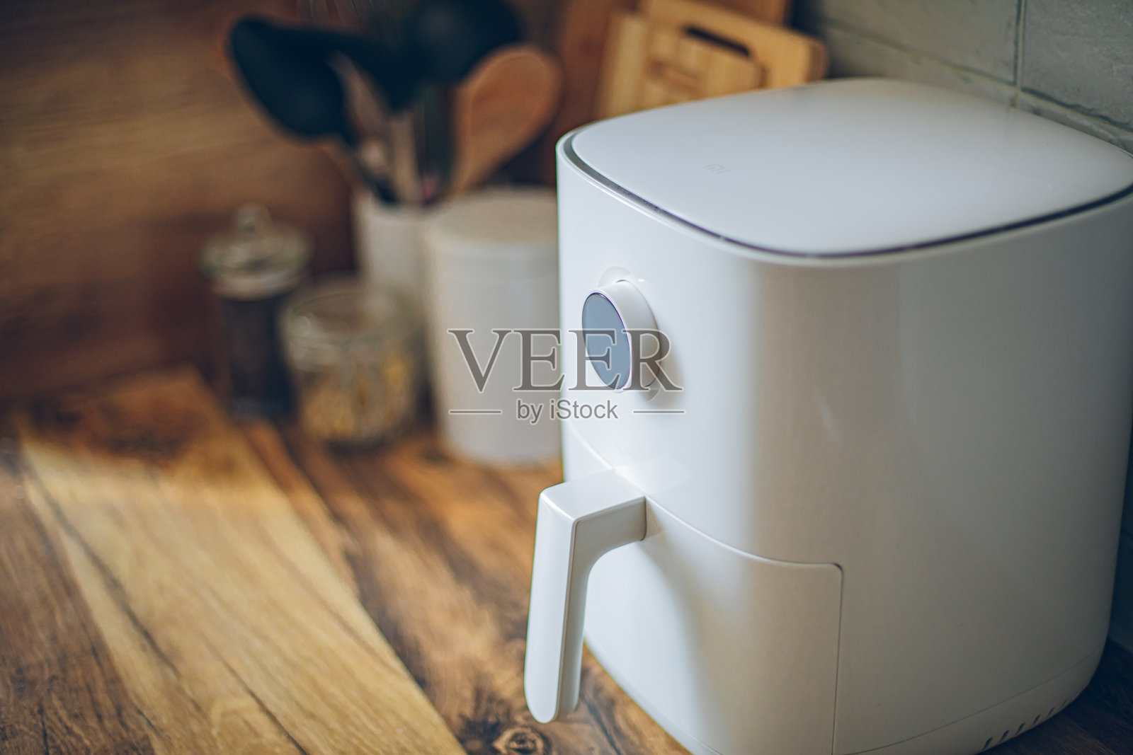 厨房台面上的空气炸锅照片摄影图片