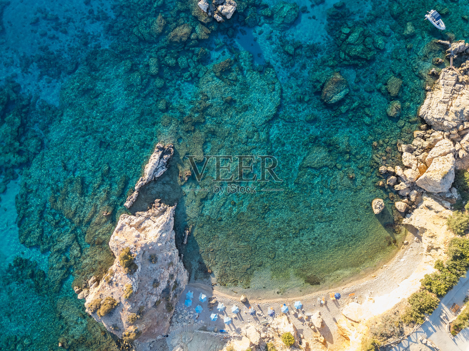 孤独男子与海岸线的鸟瞰图照片摄影图片