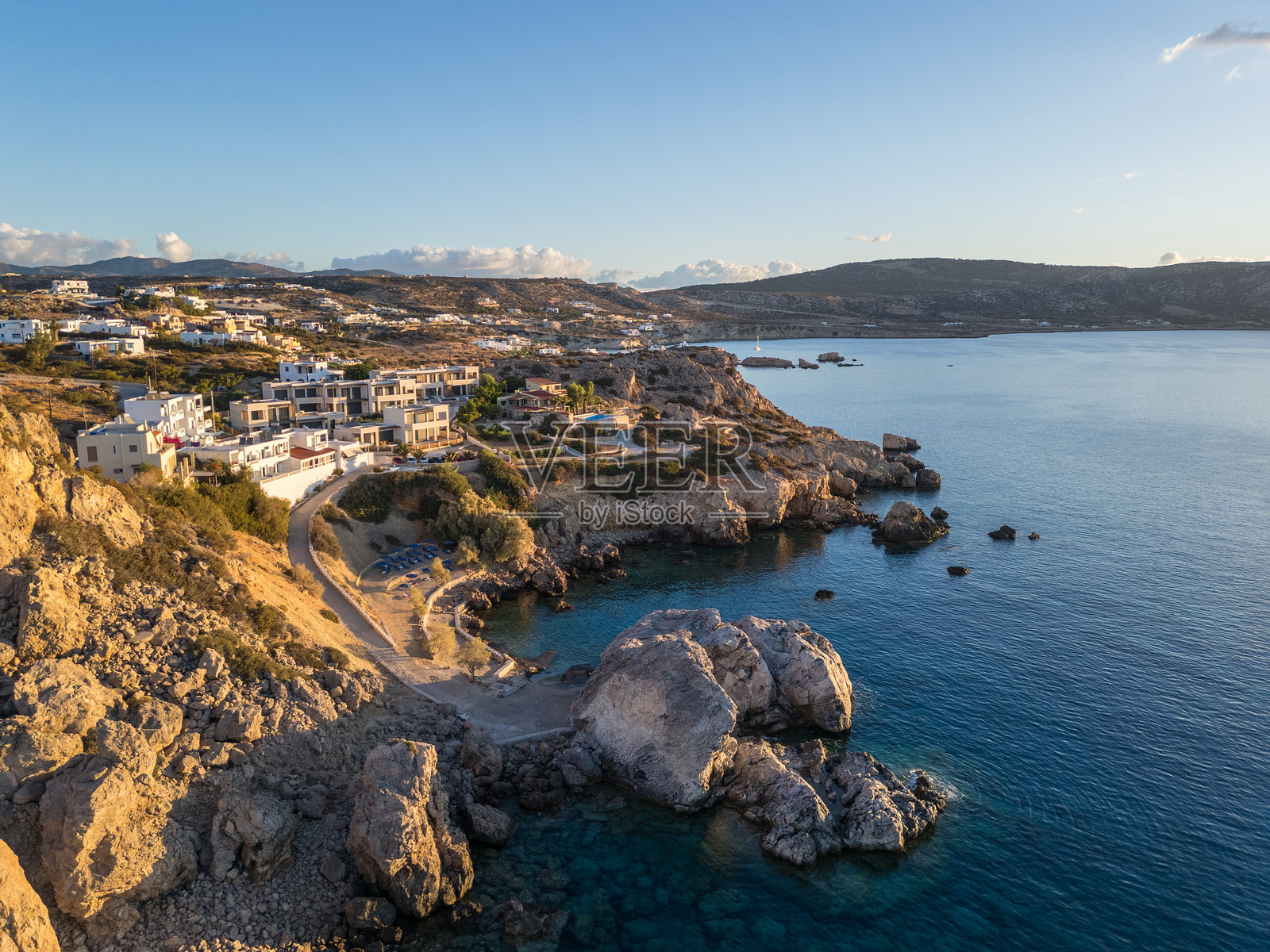 孤独男子与海岸线的鸟瞰图照片摄影图片