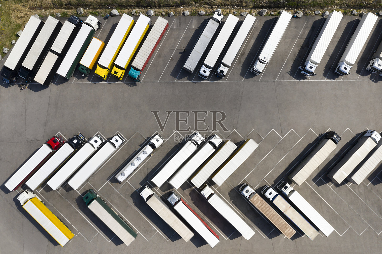 卡车停靠站的大量卡车，鸟瞰图照片摄影图片