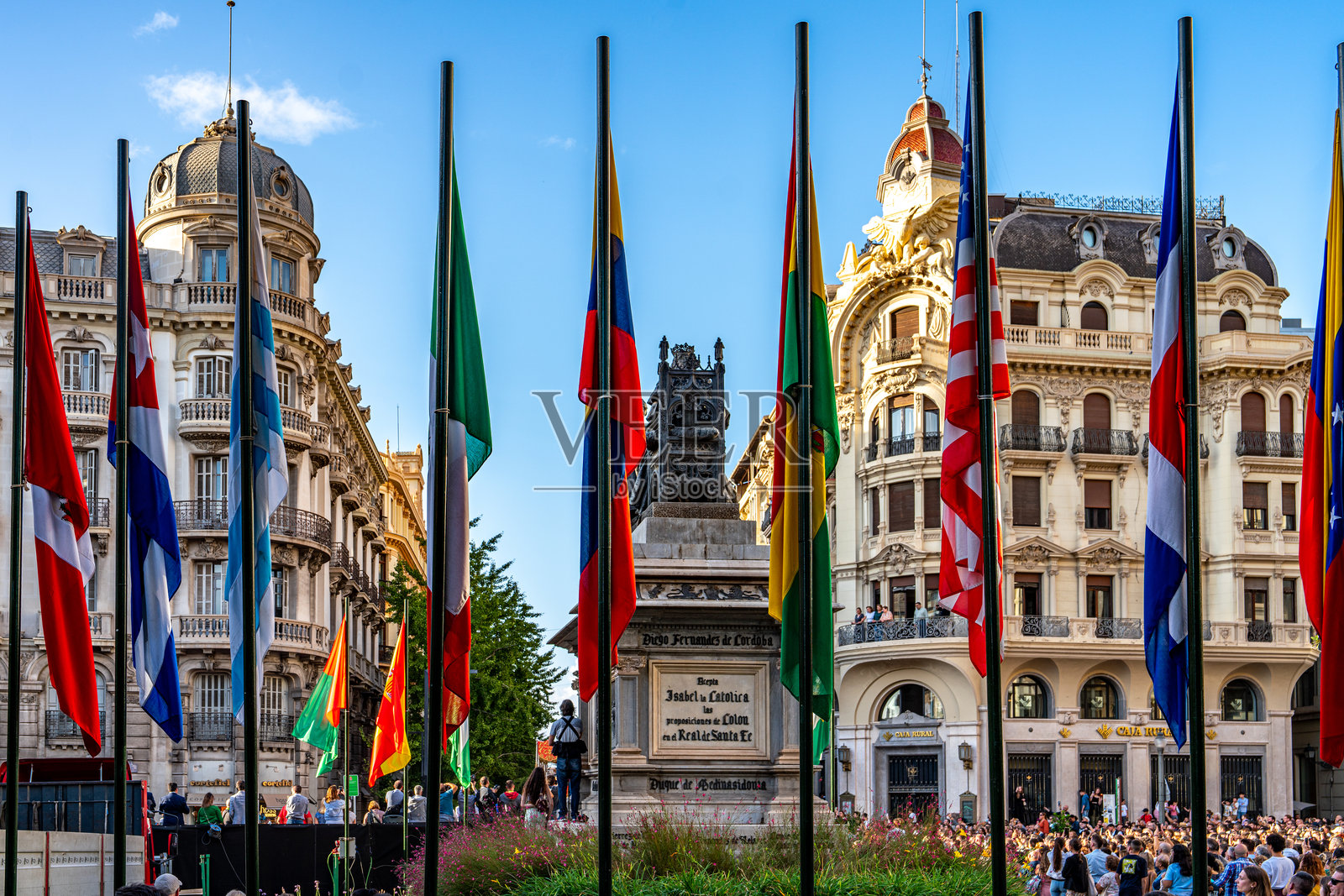 西班牙格拉纳达伊莎贝尔天主教广场的传统圣周游行照片摄影图片