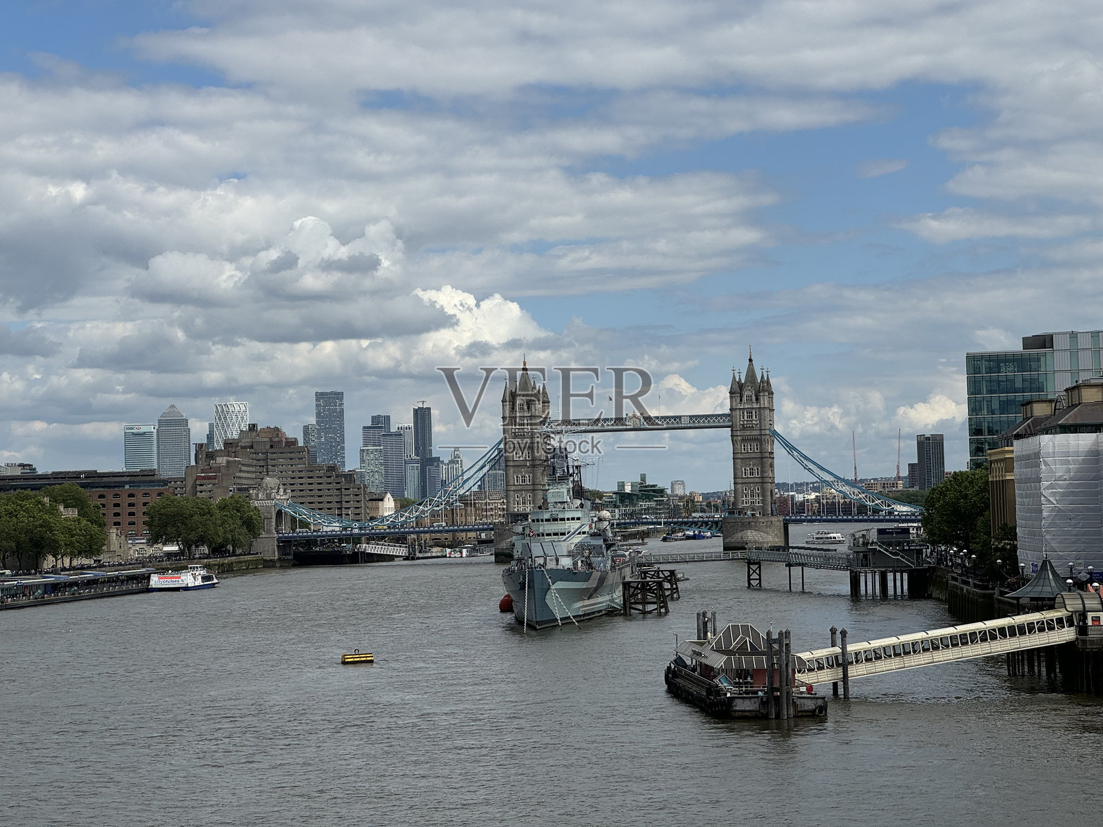 伦敦天际线与塔桥照片摄影图片