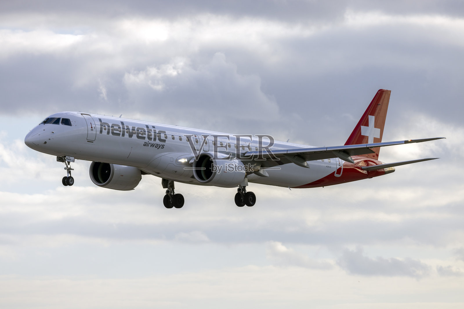 Helvetic E195 降落照片摄影图片