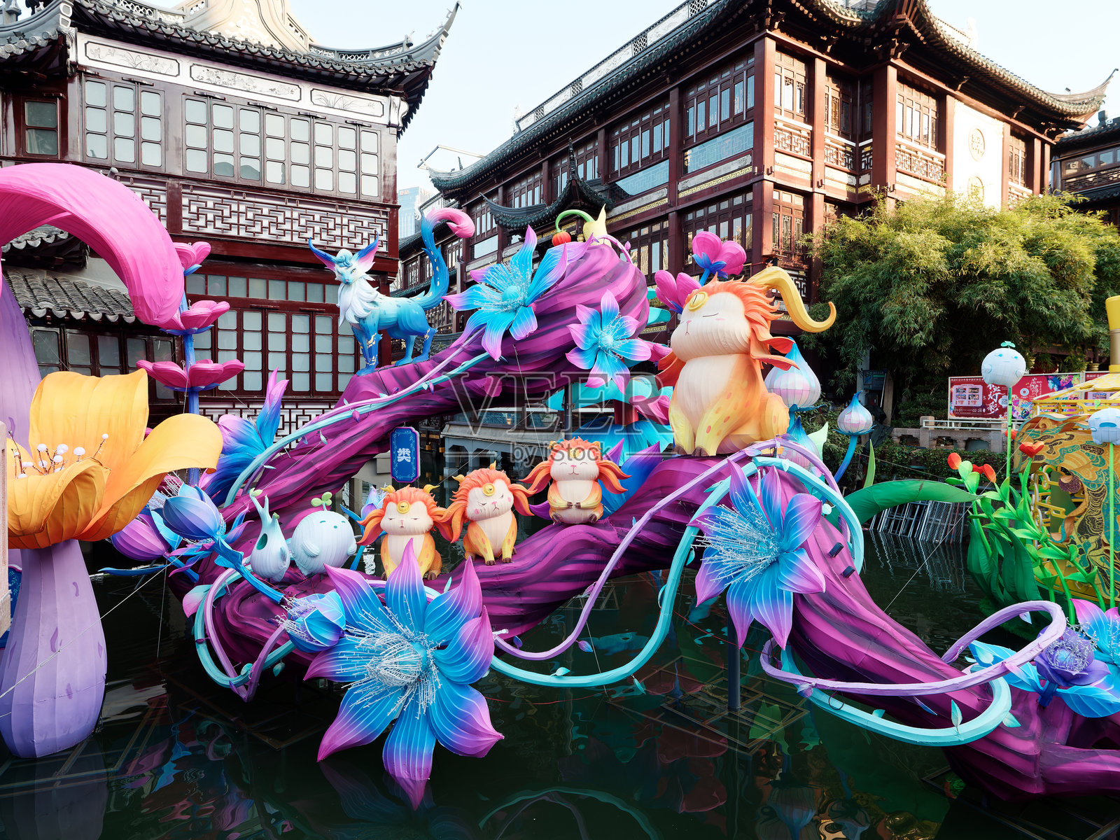 中国新年（蛇年）元宵节，阳光明媚的豫园中五彩缤纷的灯笼，充满中国童话的概念。照片摄影图片