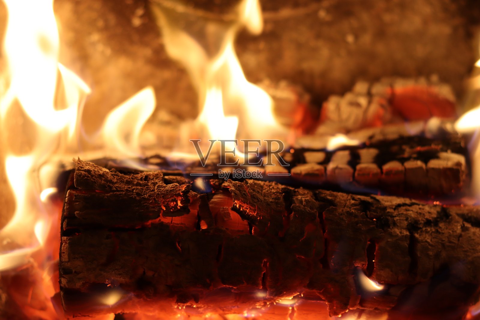 壁炉中木柴上的火焰特写照片摄影图片