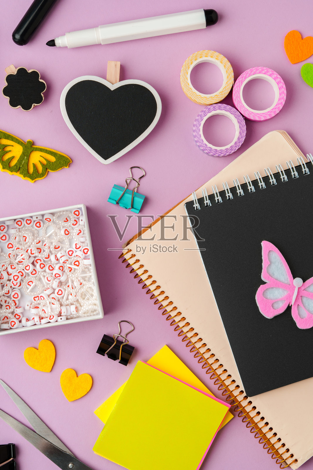 紫色表面上排列的剪贴簿制作材料照片摄影图片