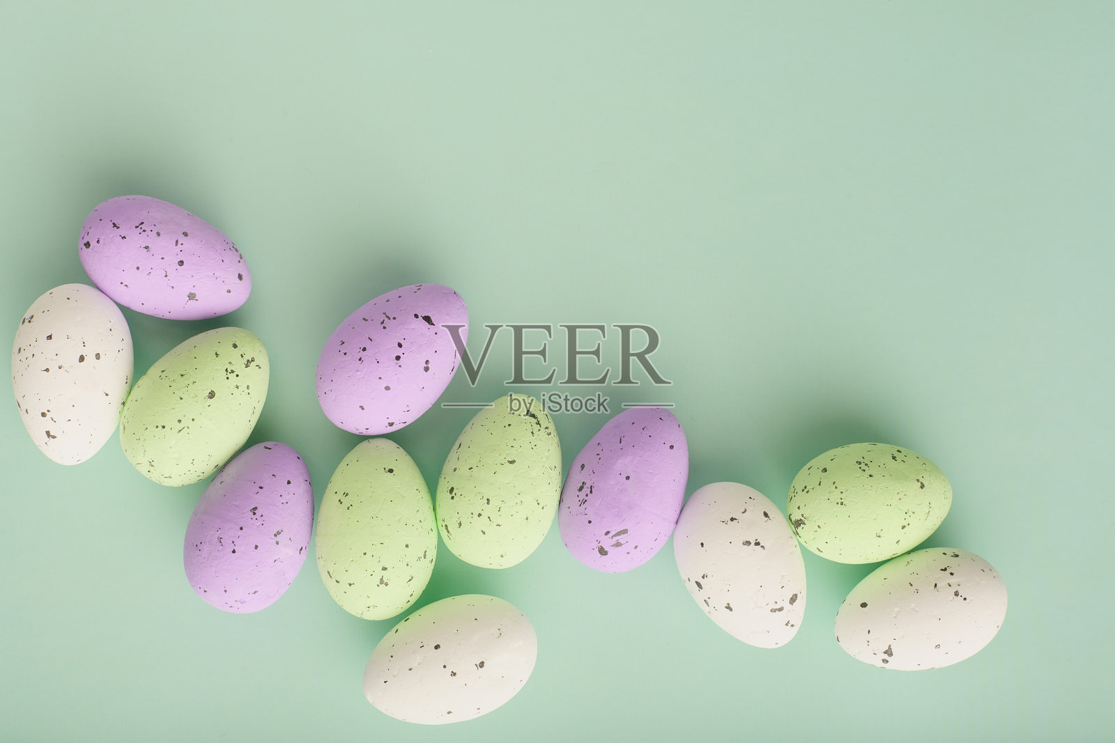 蓝色背景上的粉彩色复活节装饰照片摄影图片