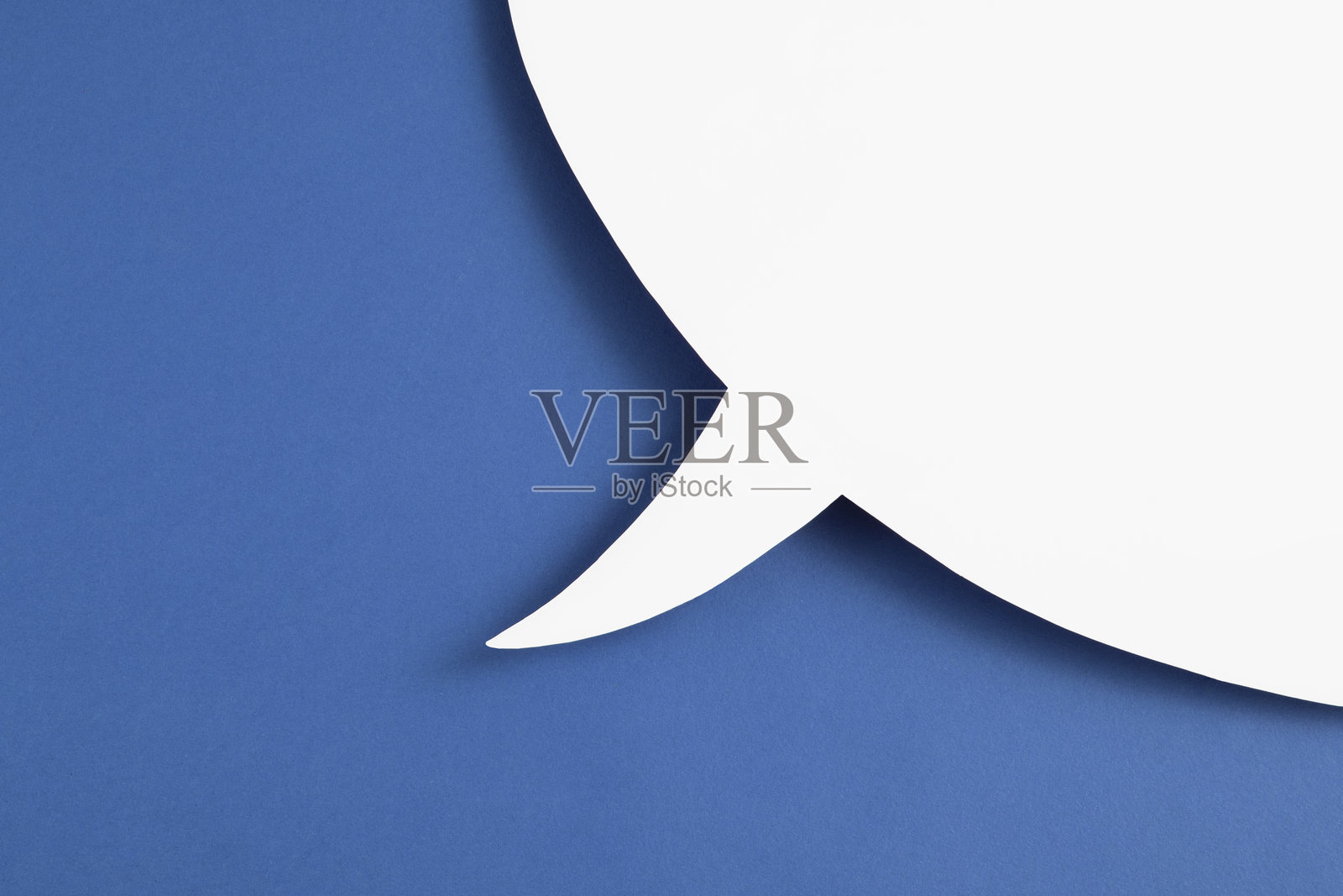 蓝色背景上的大对话气泡照片摄影图片