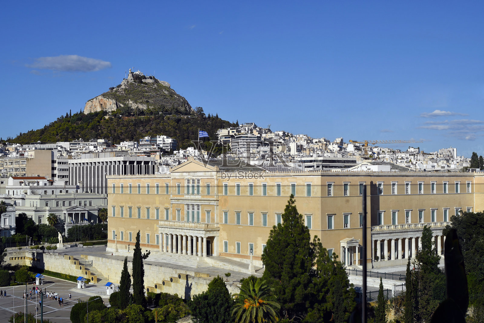 希腊，雅典，议会大厦与利卡贝特斯山照片摄影图片