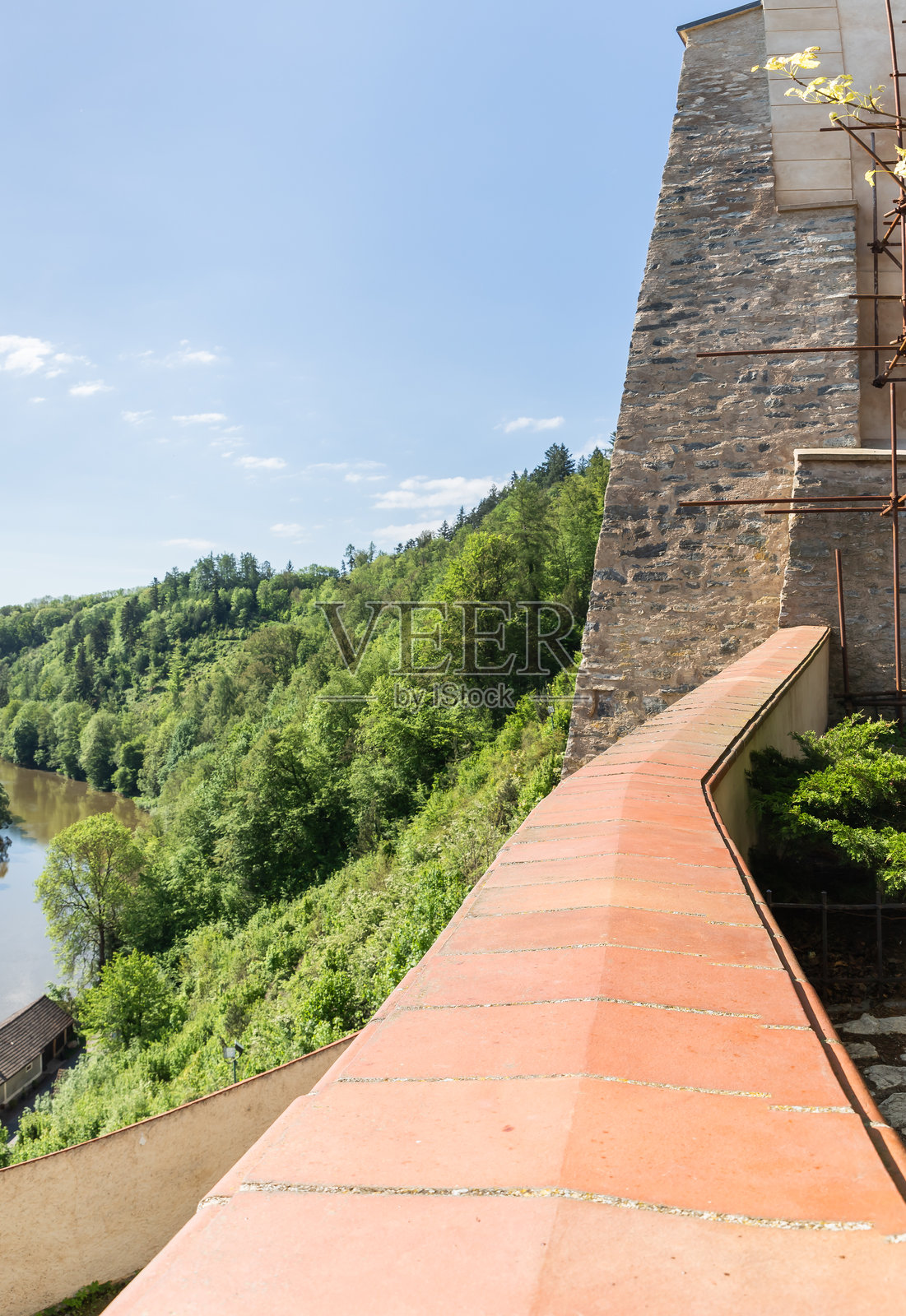 从切斯基施特恩贝克城堡墙上俯瞰邻近的森林山丘和萨扎瓦河,距离布拉格一个小时车程。照片摄影图片