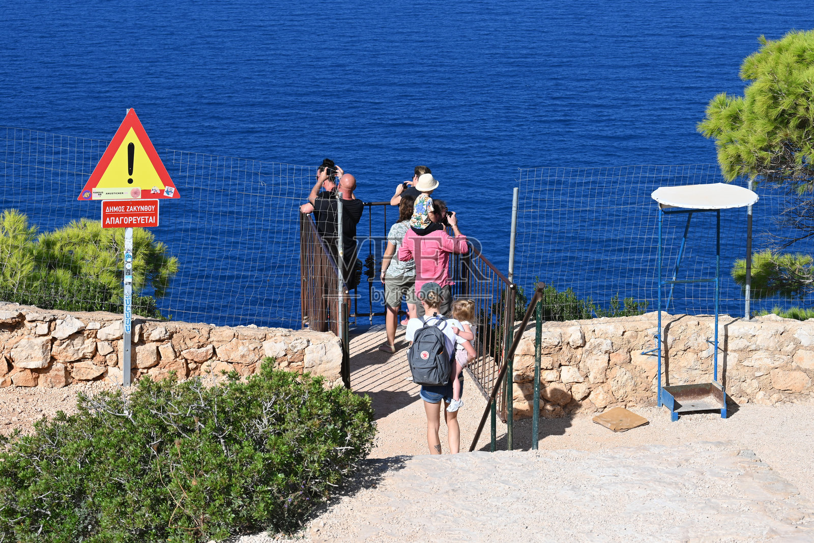 游客在希腊伊奥尼亚群岛扎金索斯的纳瓦吉奥海滩观景平台上。照片摄影图片