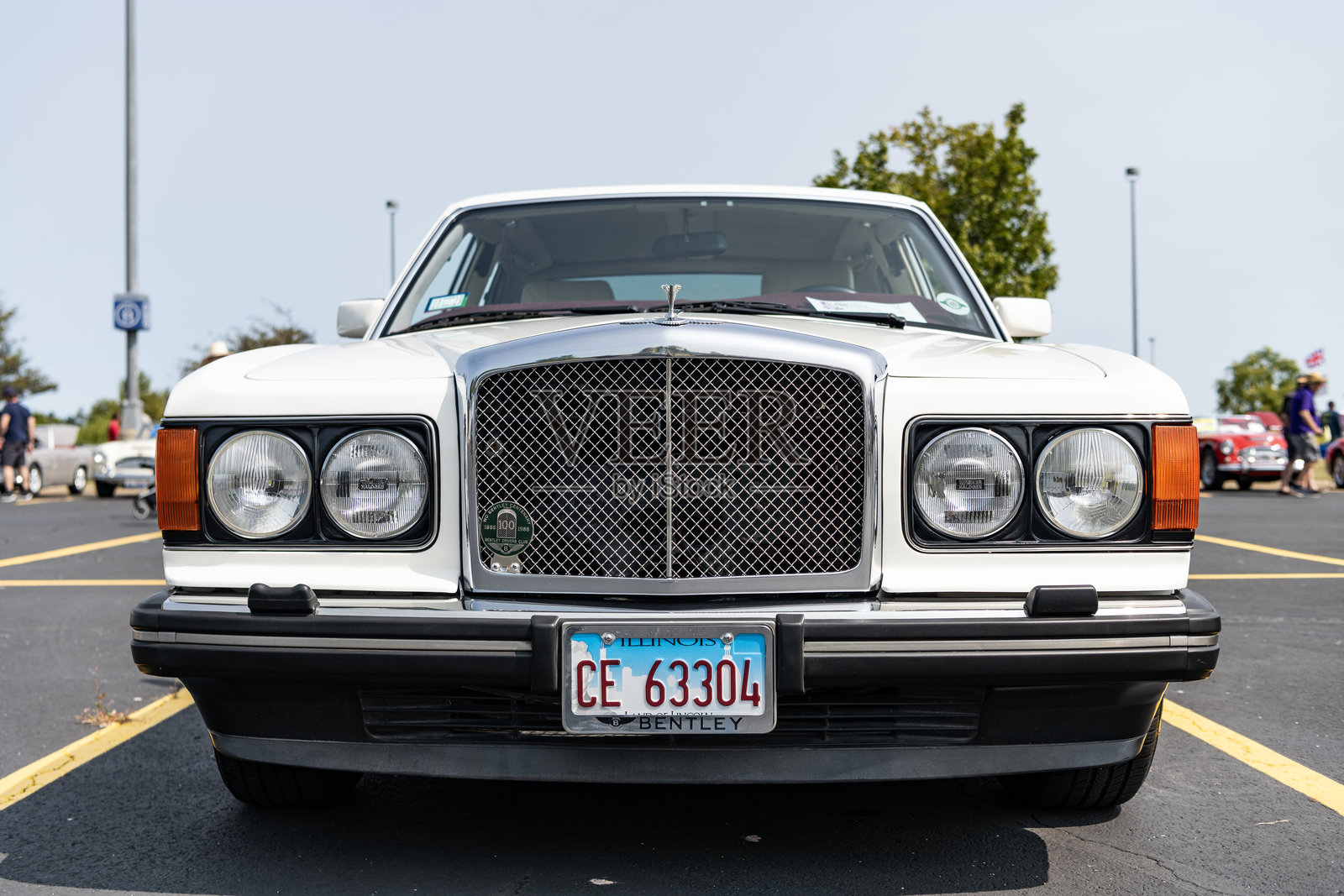 宾利Turbo R经典车,正面视图。经典汽车。经典白色宾利Turbo R车。宾利Turbo R在芝加哥。照片摄影图片