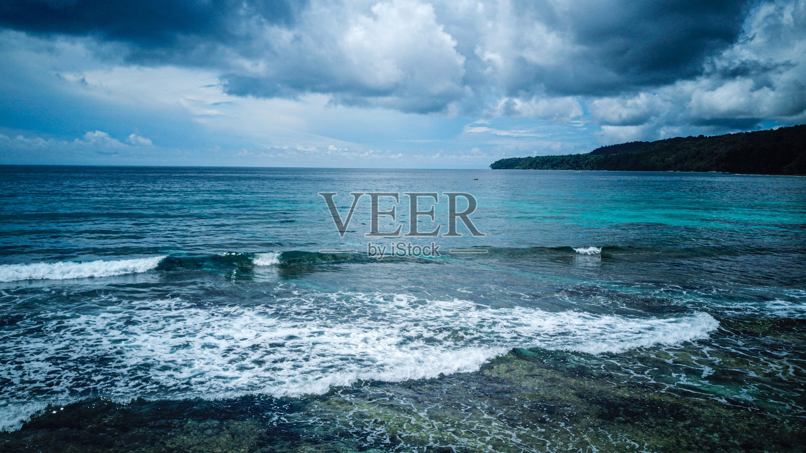 北比亚克的萨马雷斯海滩，拥有清澈的碧蓝海水照片摄影图片