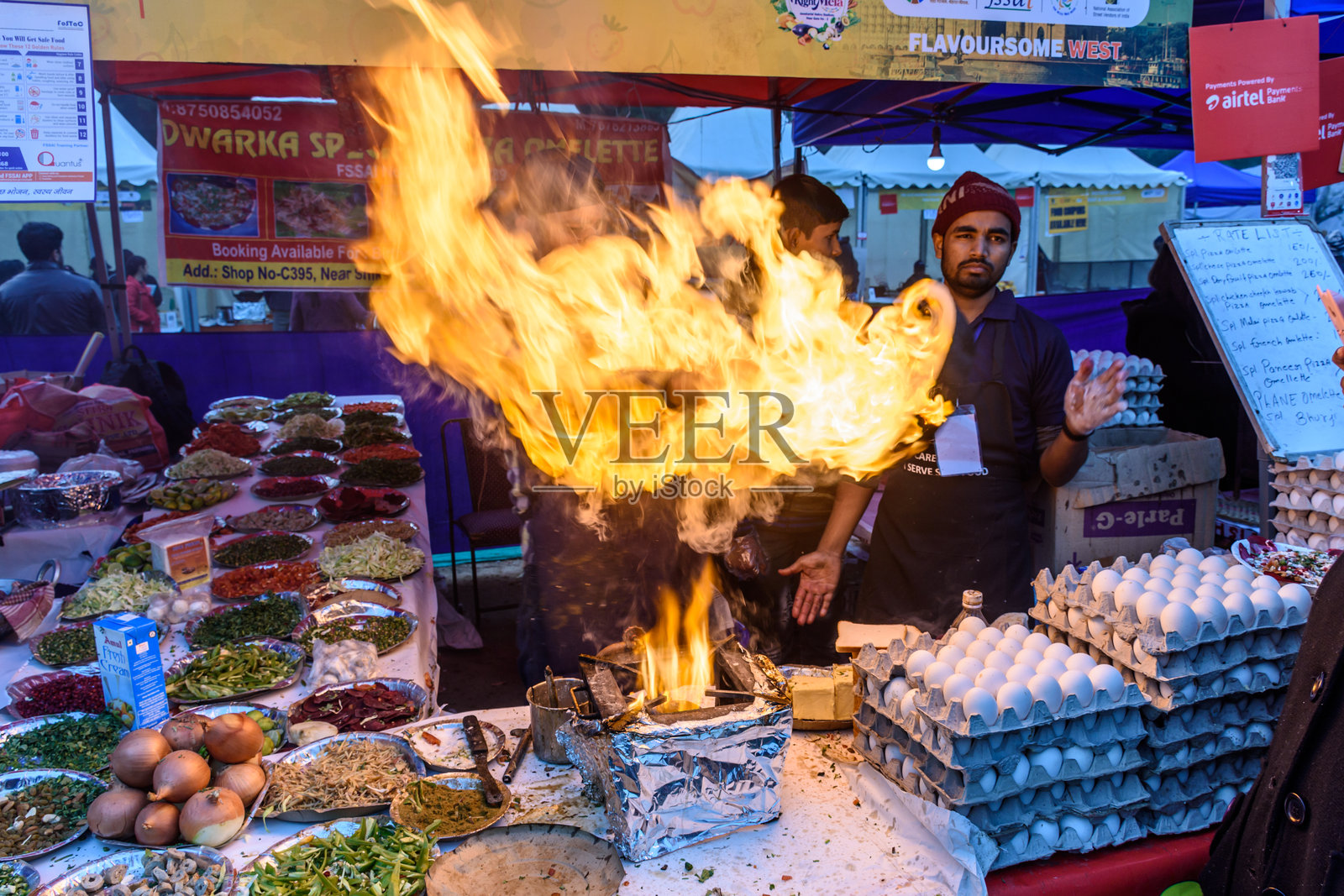 在印度新德里国家街头美食节上，食品摊贩出售各种当地街头美食。照片摄影图片
