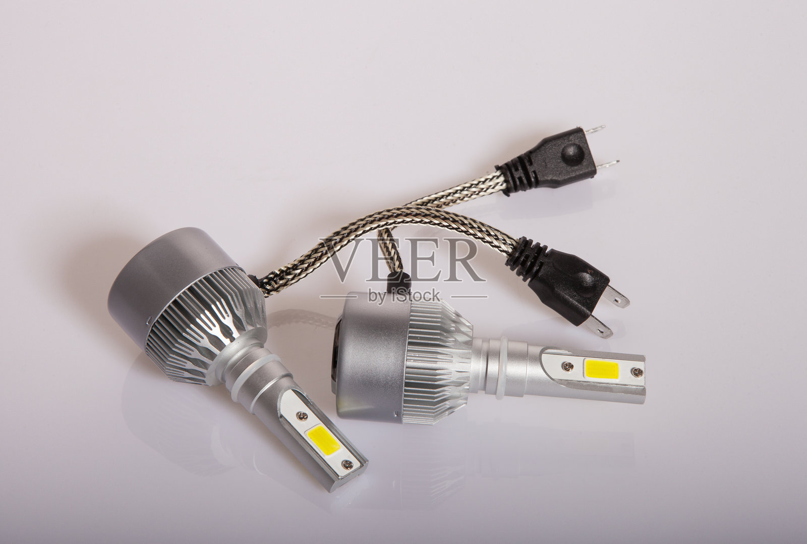 白色背景下的LED汽车灯。带有抠图的白色背景上的LED汽车灯。汽车灯泡。照片摄影图片