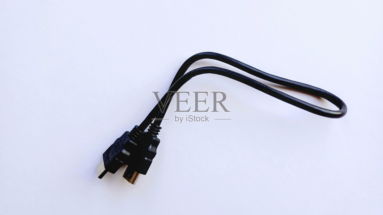 白色背景上的黑色电脑电缆照片摄影图片