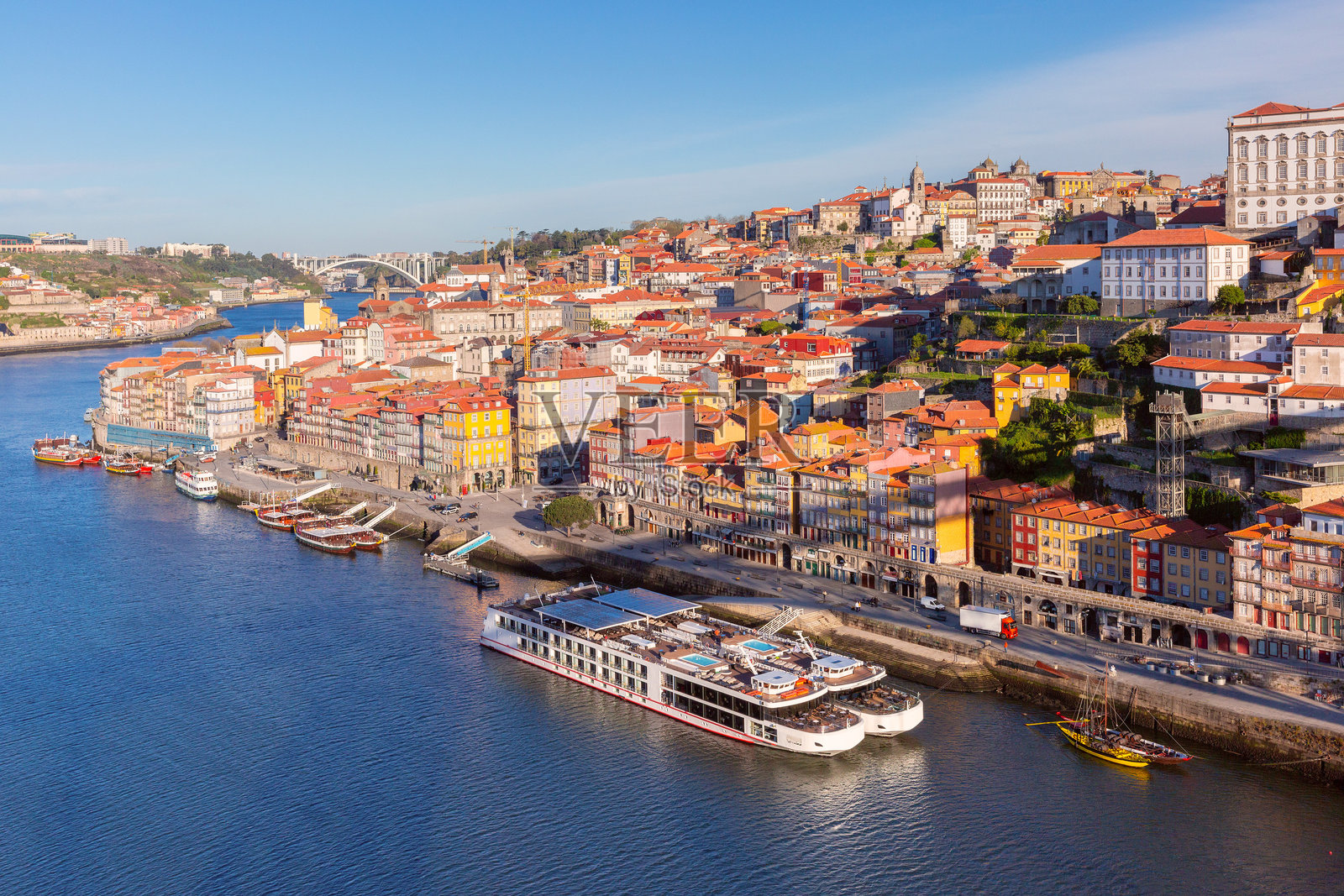 波尔图阿拉比达大桥的河畔景观照片摄影图片