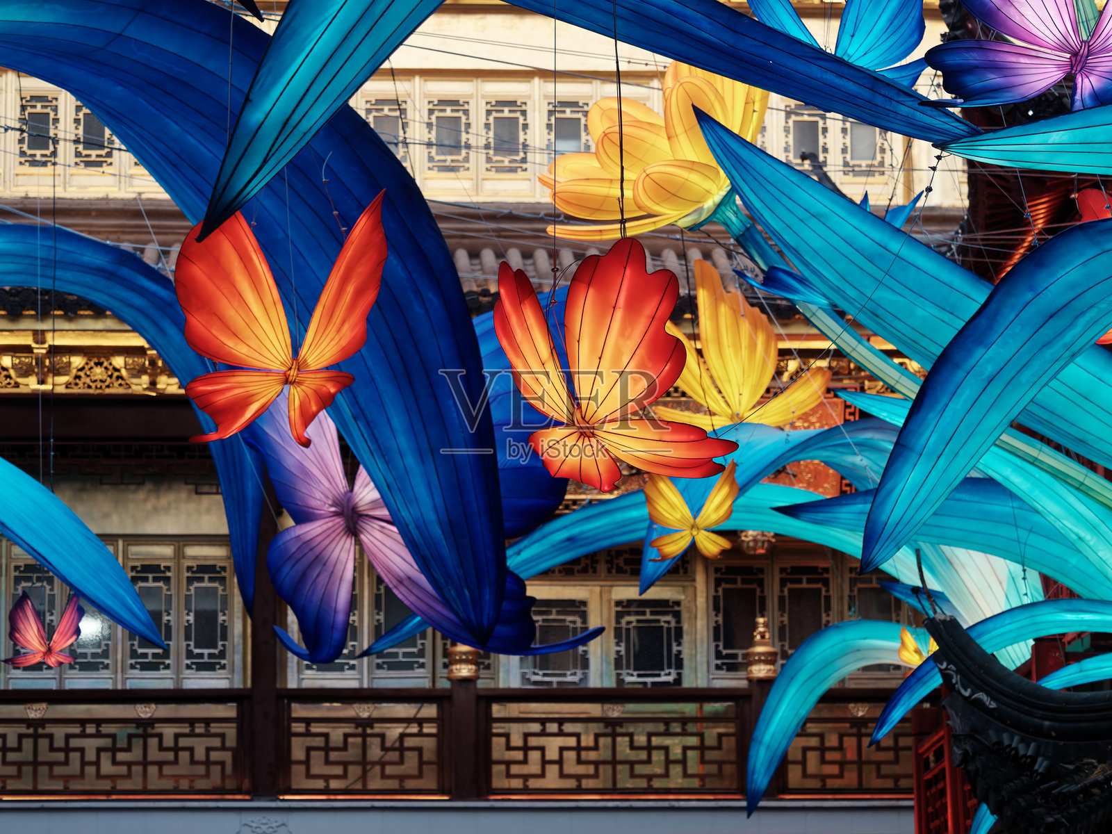 中国新年(蛇年)元宵节,夜晚豫园五彩缤纷的灯笼,美丽的蝴蝶、花朵和叶子,中华童话概念。照片摄影图片