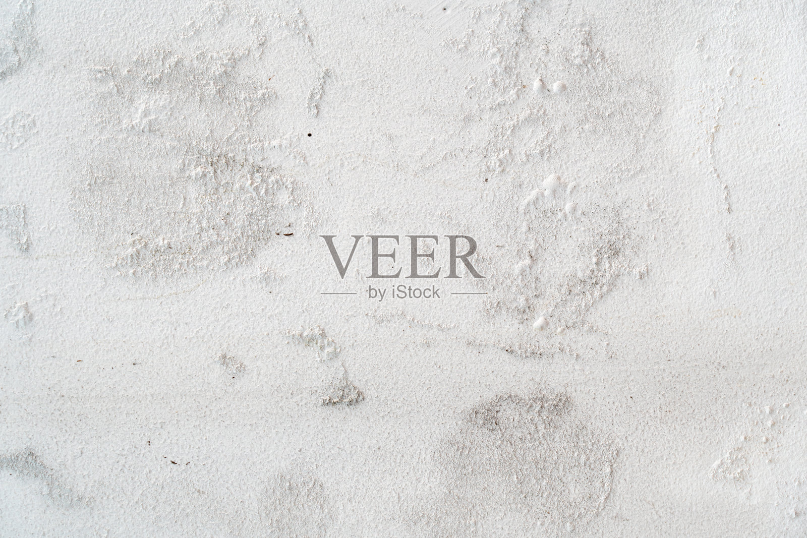 旧而肮脏的白色混凝土墙背景，留有空白空间照片摄影图片