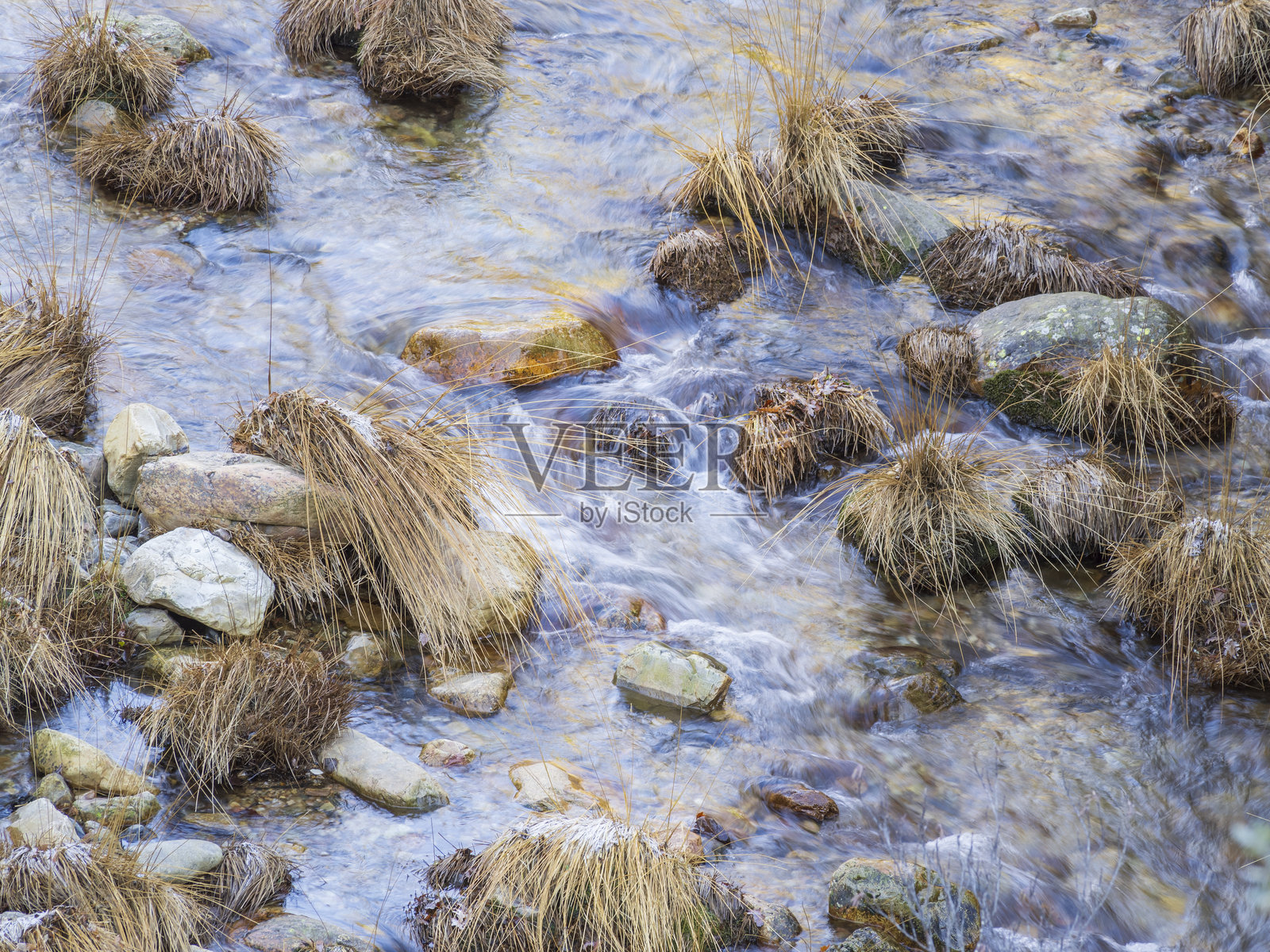 冬季山间溪流的特写照片摄影图片