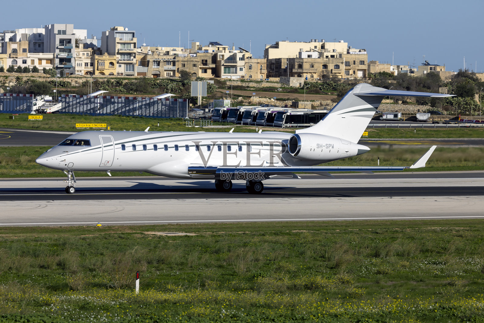 商务喷气机从迈阿密国际机场起飞照片摄影图片