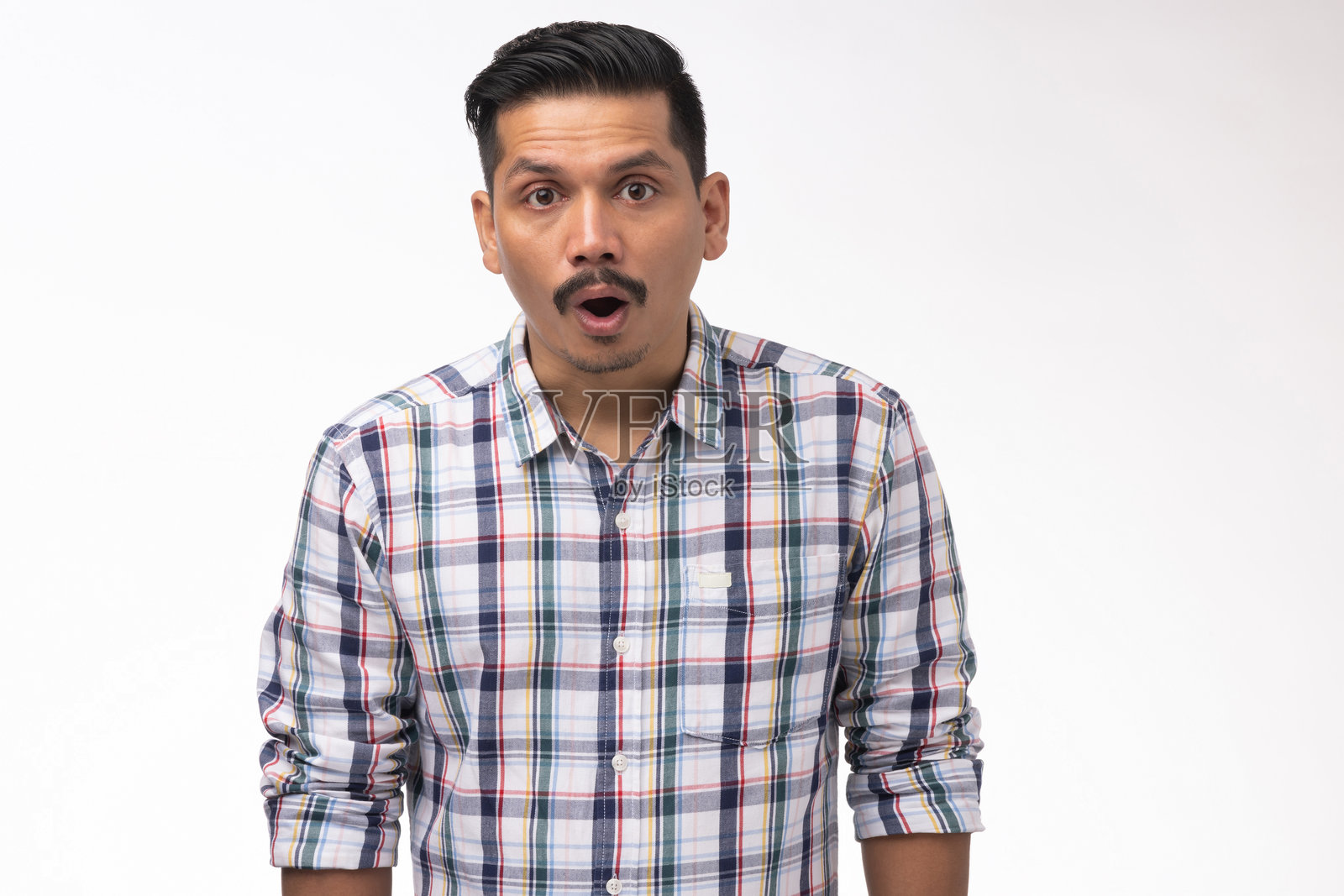 年轻印度男子穿着格子衬衫的肖像，背景为白色照片摄影图片