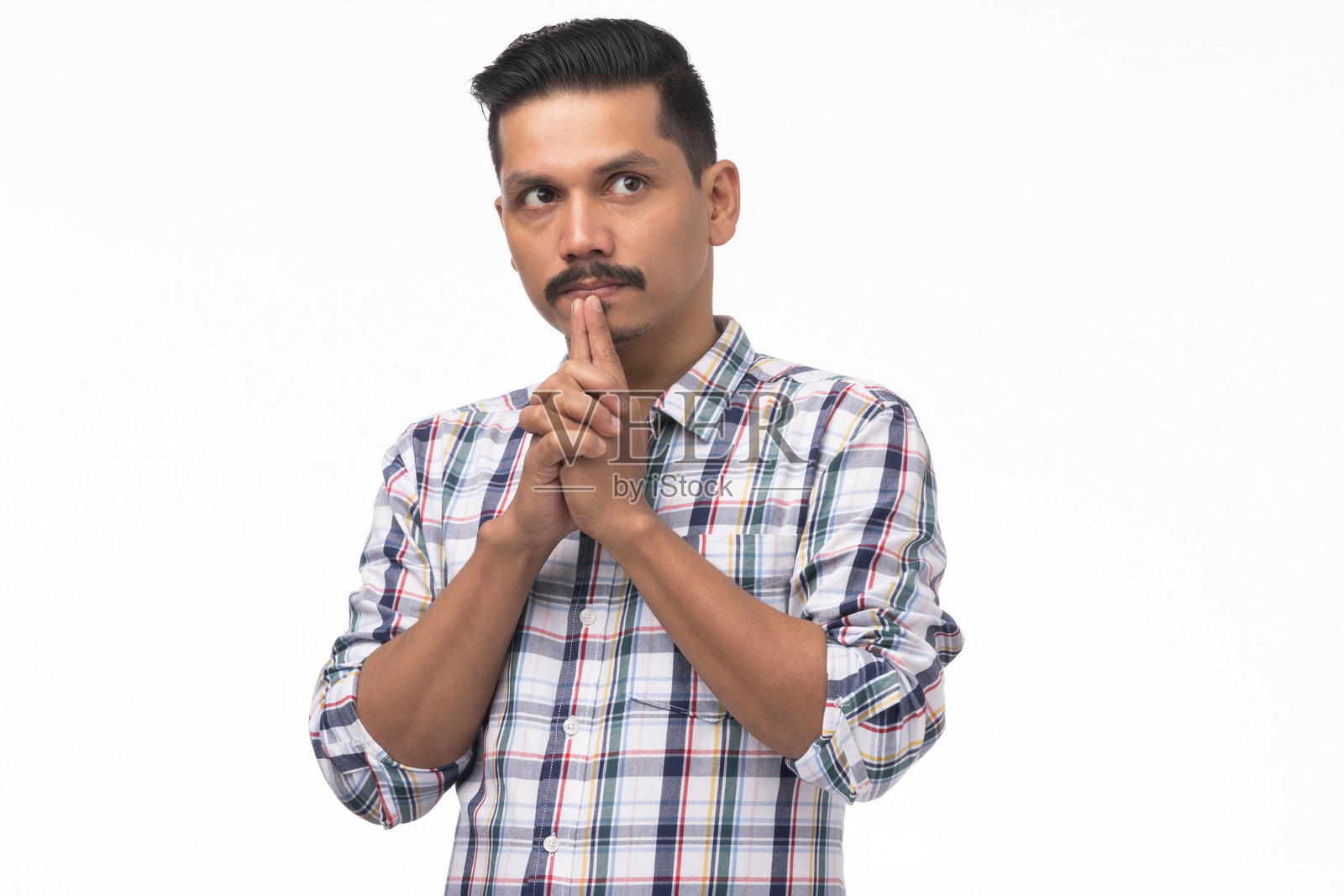 年轻印度男子穿着格子衬衫的肖像，背景为白色照片摄影图片