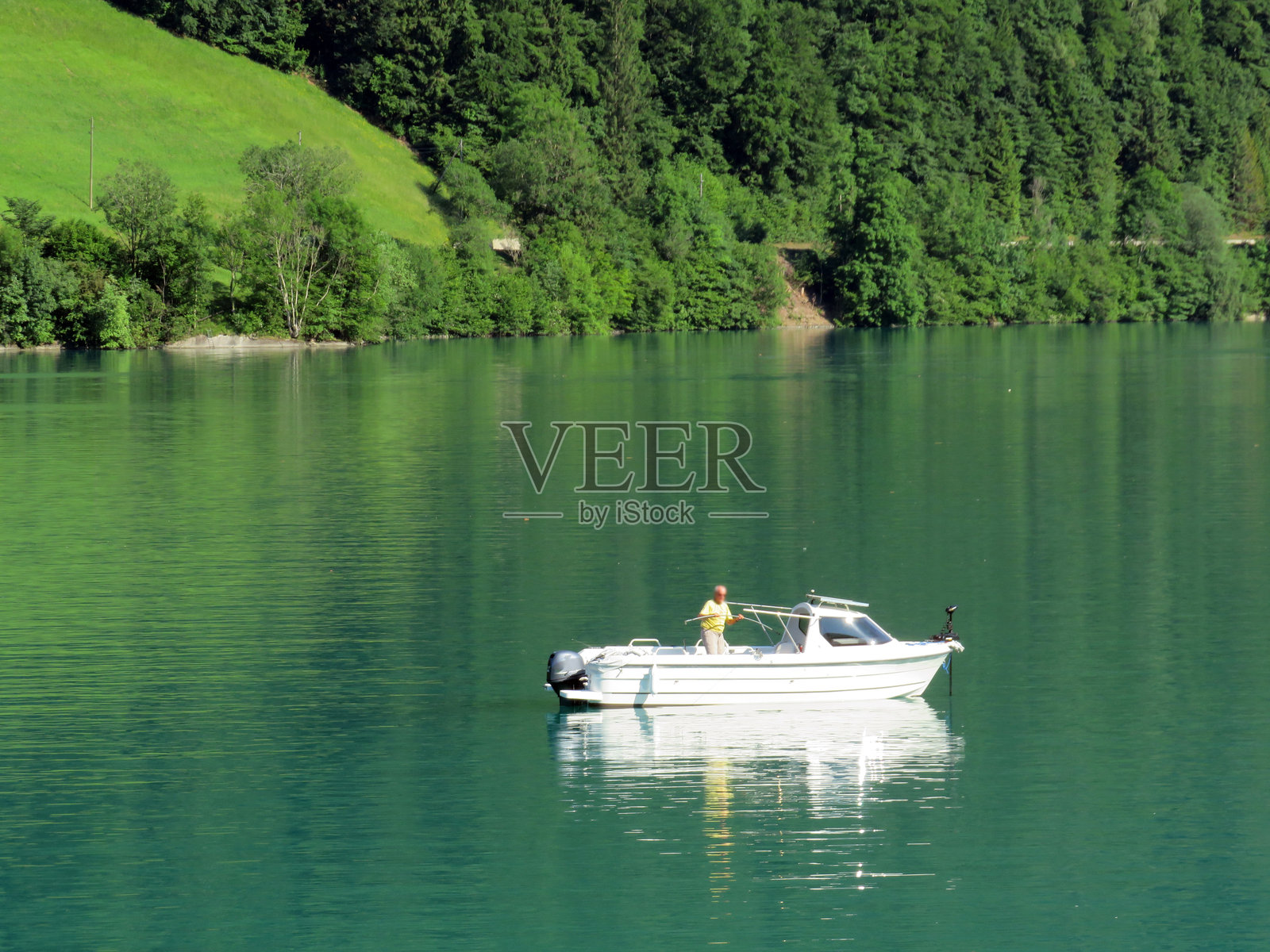 瑞士奥布瓦尔德州的伦根湖自然水库上的渔民照片摄影图片