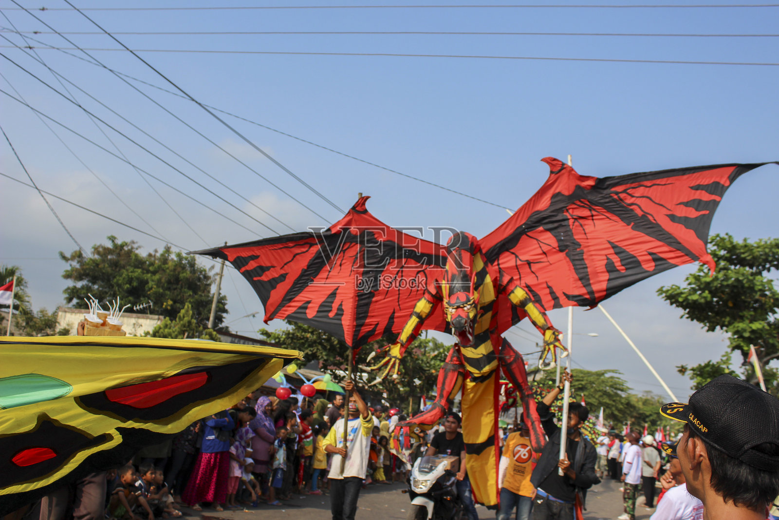 充满活力的文化游行，色彩斑斓的龙形风筝花车和热情的观众人群照片摄影图片