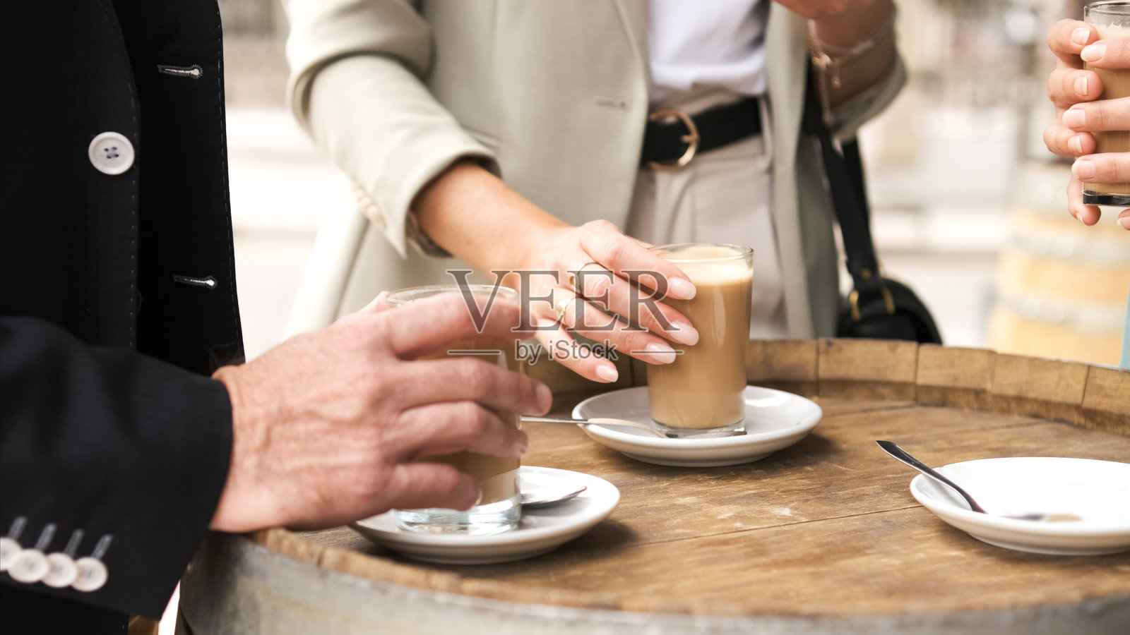 商务人士在休息期间喝咖啡照片摄影图片