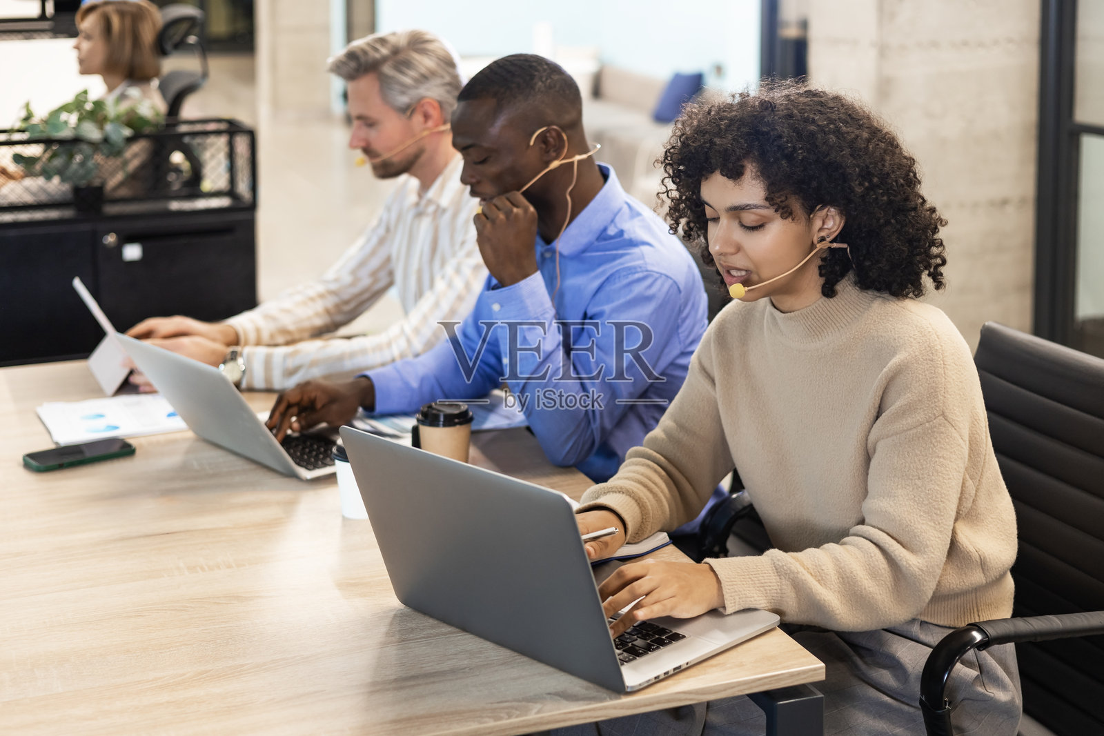 吸引人的积极年轻商务人士和同事在呼叫中心办公室。照片摄影图片