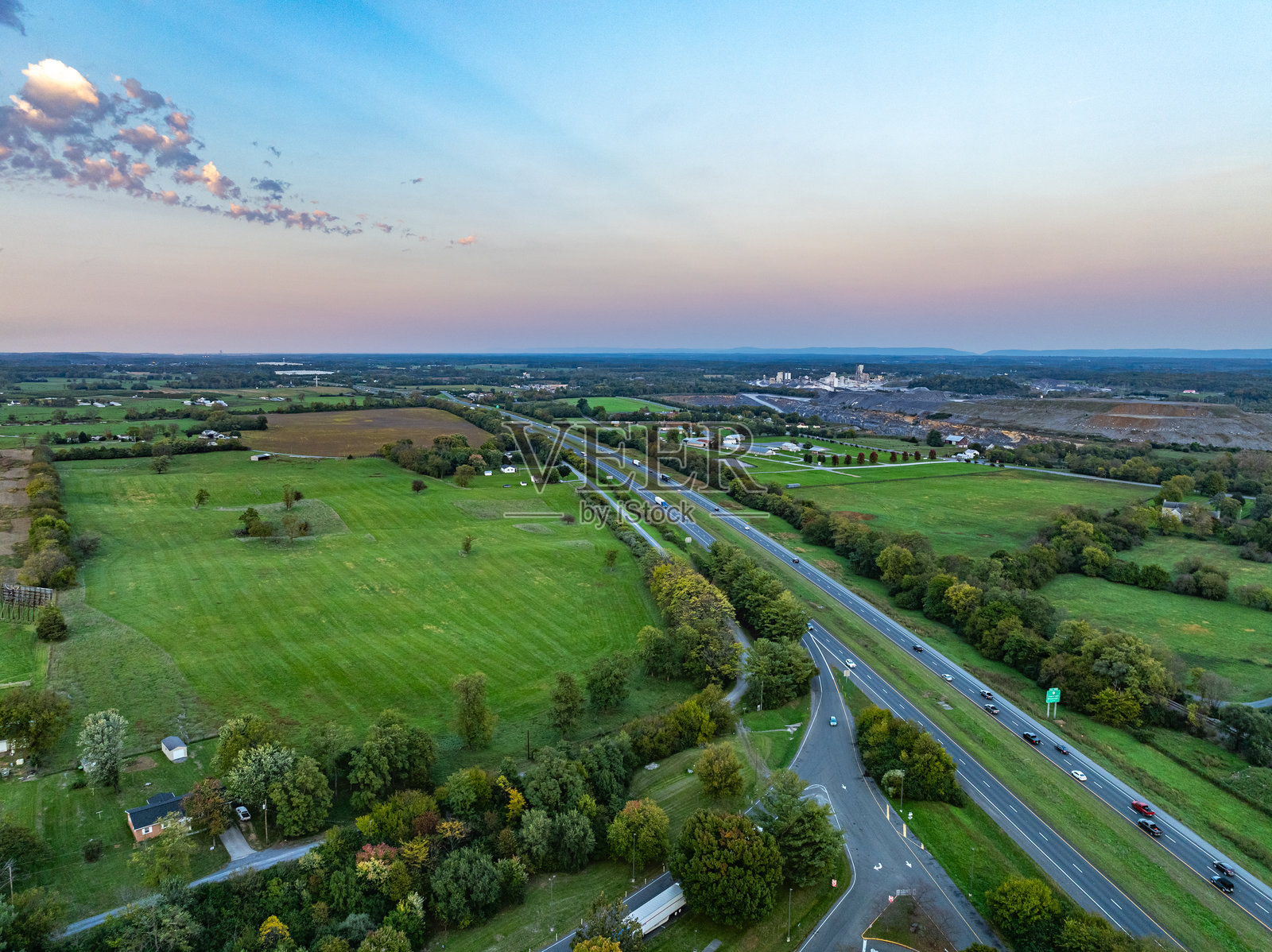 美国弗吉尼亚州克利尔布鲁克的I-78高速公路和弗吉尼亚欢迎中心的航拍图照片摄影图片