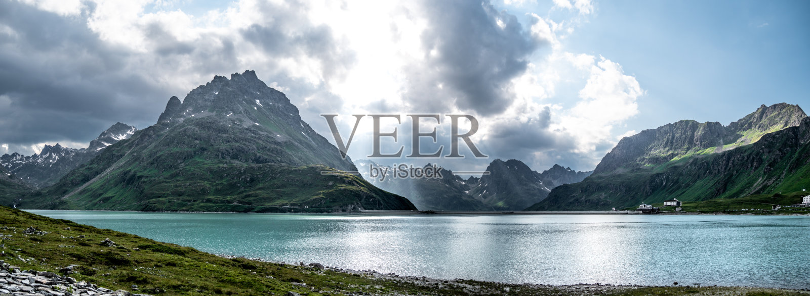 奥地利福拉尔贝格州：湖泊西尔弗雷塔的壮丽全景照片摄影图片