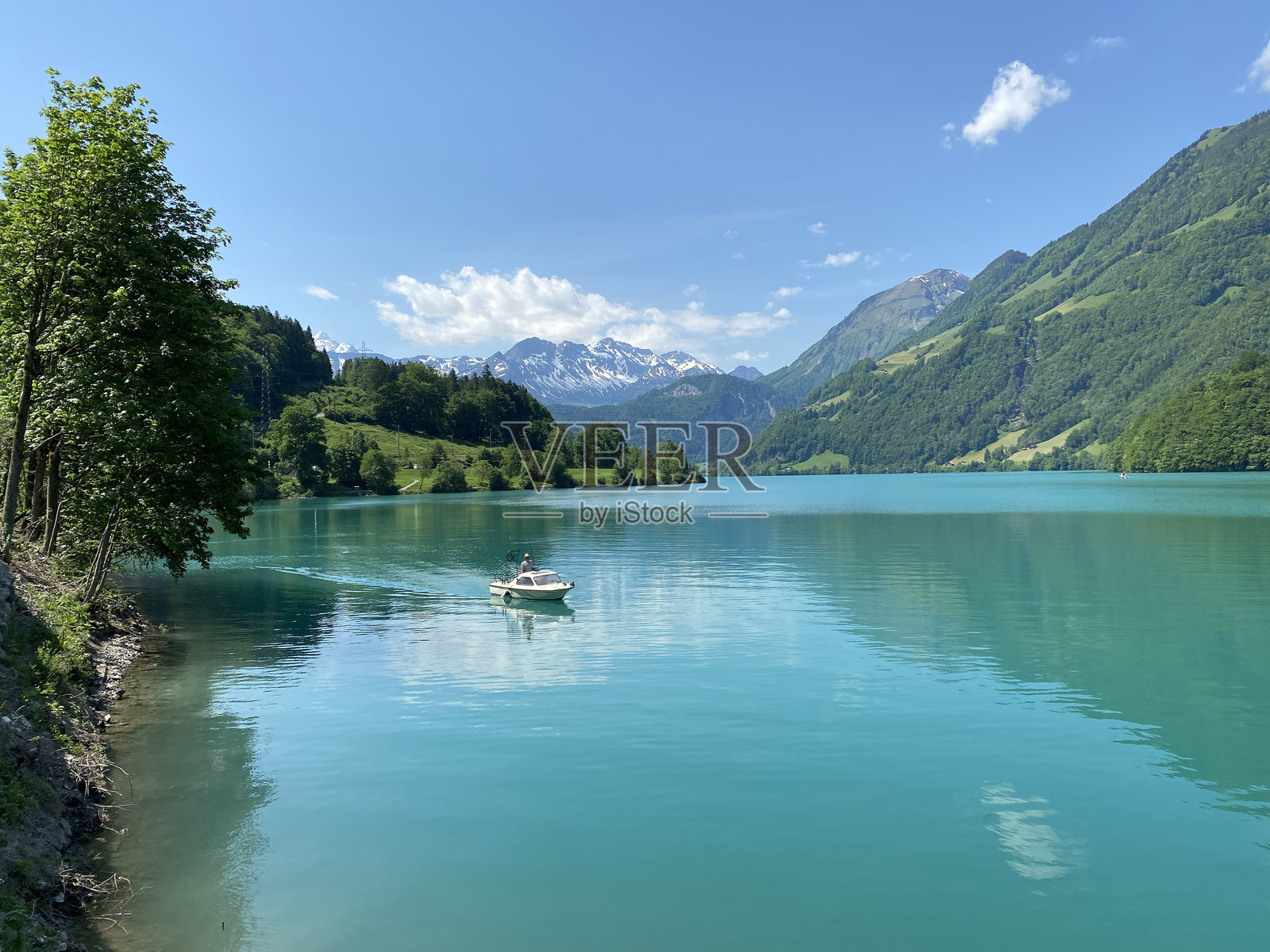 瑞士奥布瓦尔德州的伦根湖自然水库上的渔民照片摄影图片