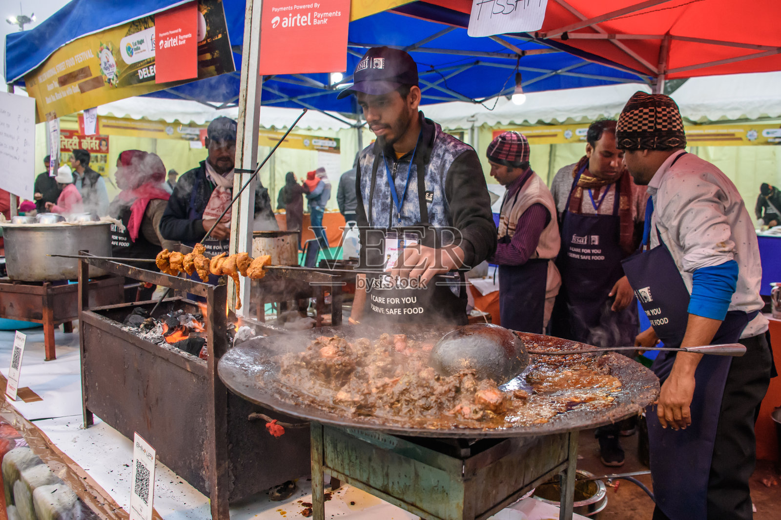 在印度新德里国家街头美食节上,食品摊贩出售各种当地街头美食。照片摄影图片