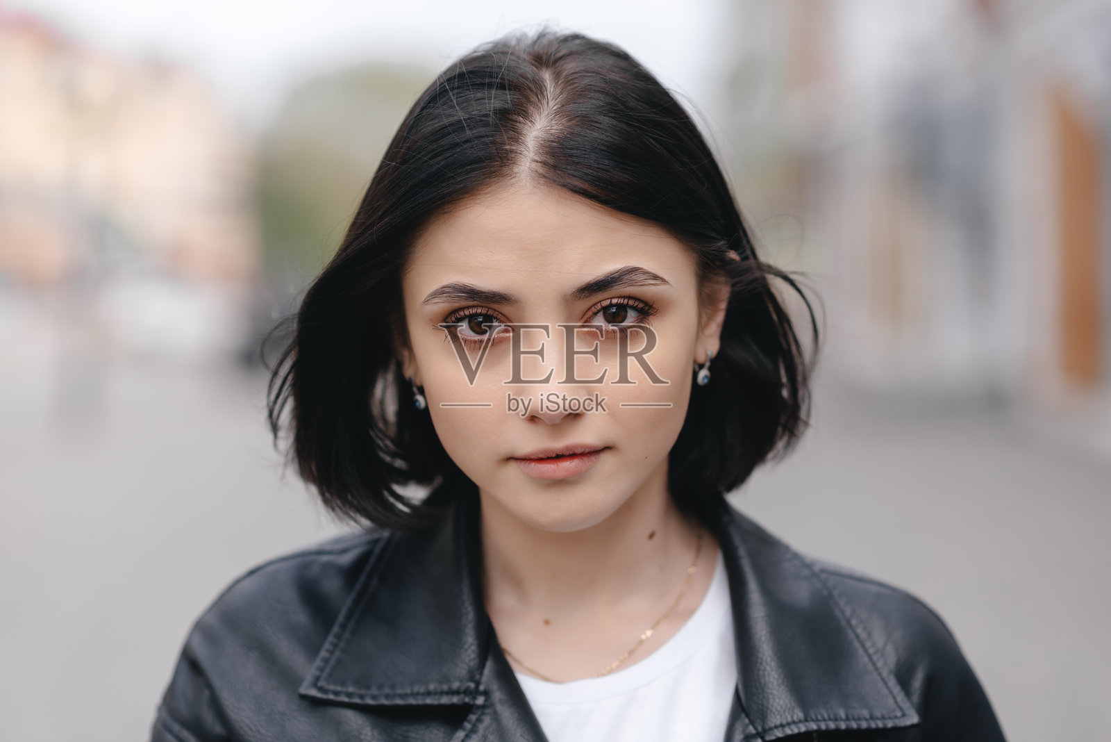 街头的年轻女性照片摄影图片