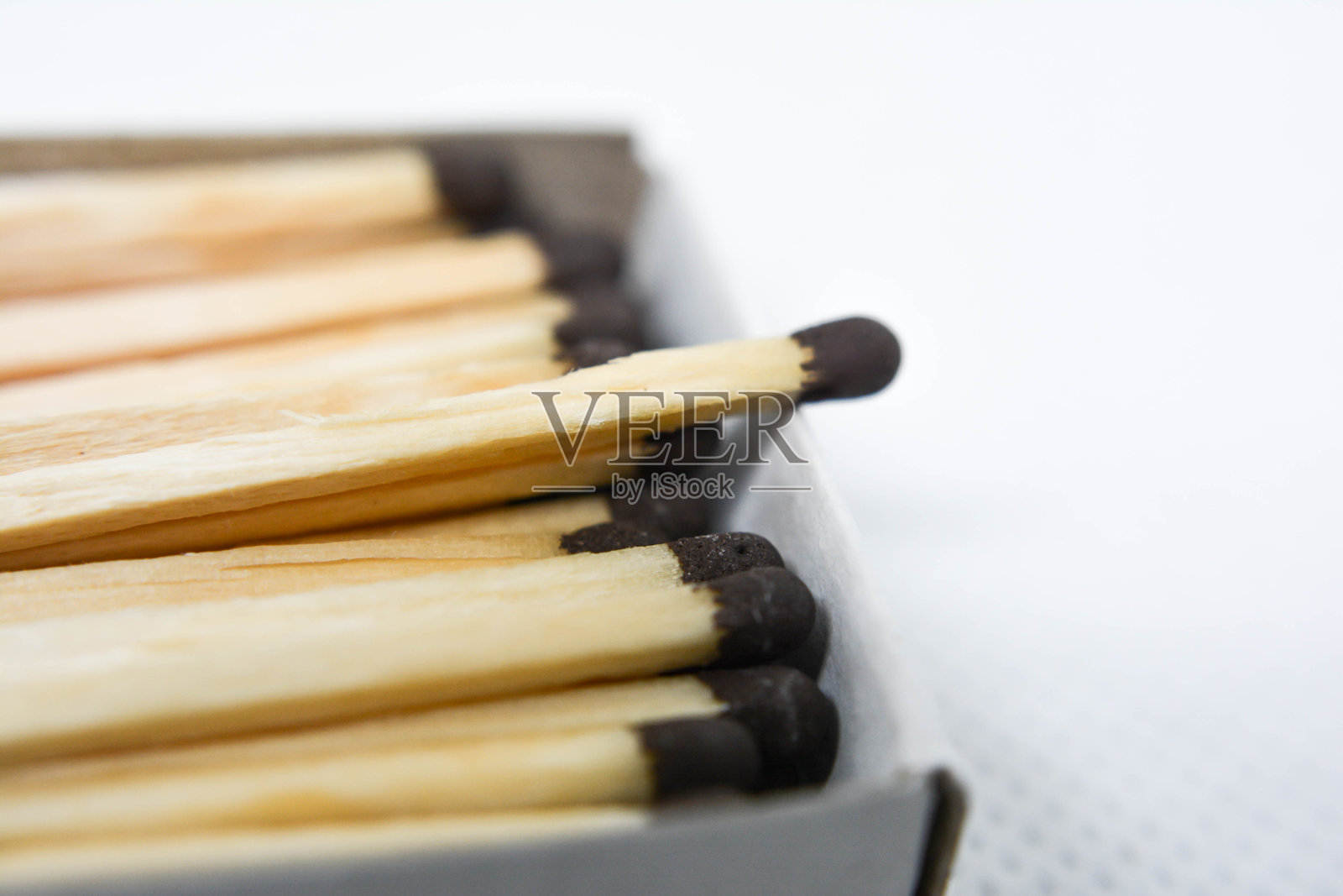 盒子里的火柴。黑色火柴头的火柴。棕色火柴头的火柴。照片摄影图片