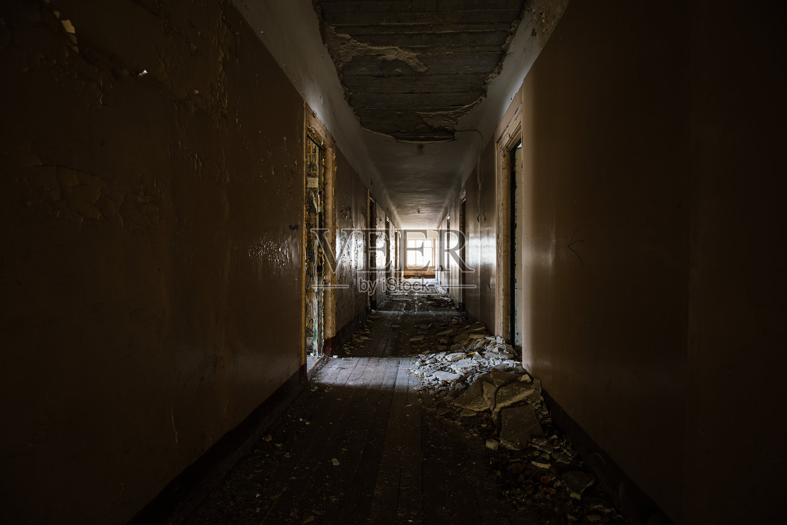 废弃公寓大楼的走廊照片摄影图片