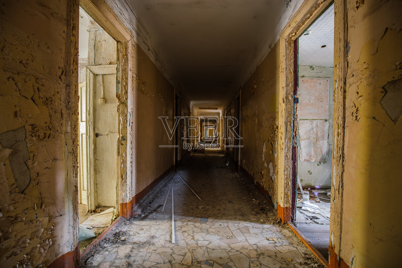 废弃公寓楼的走廊照片摄影图片