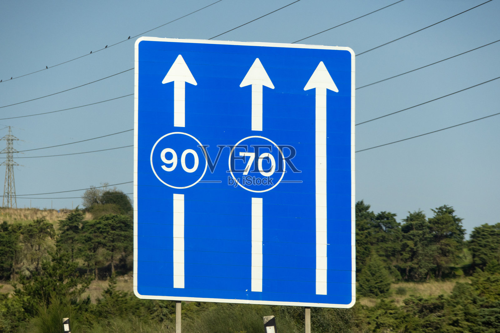 高速公路交通标志显示限速和方向,晴朗的天气照片摄影图片