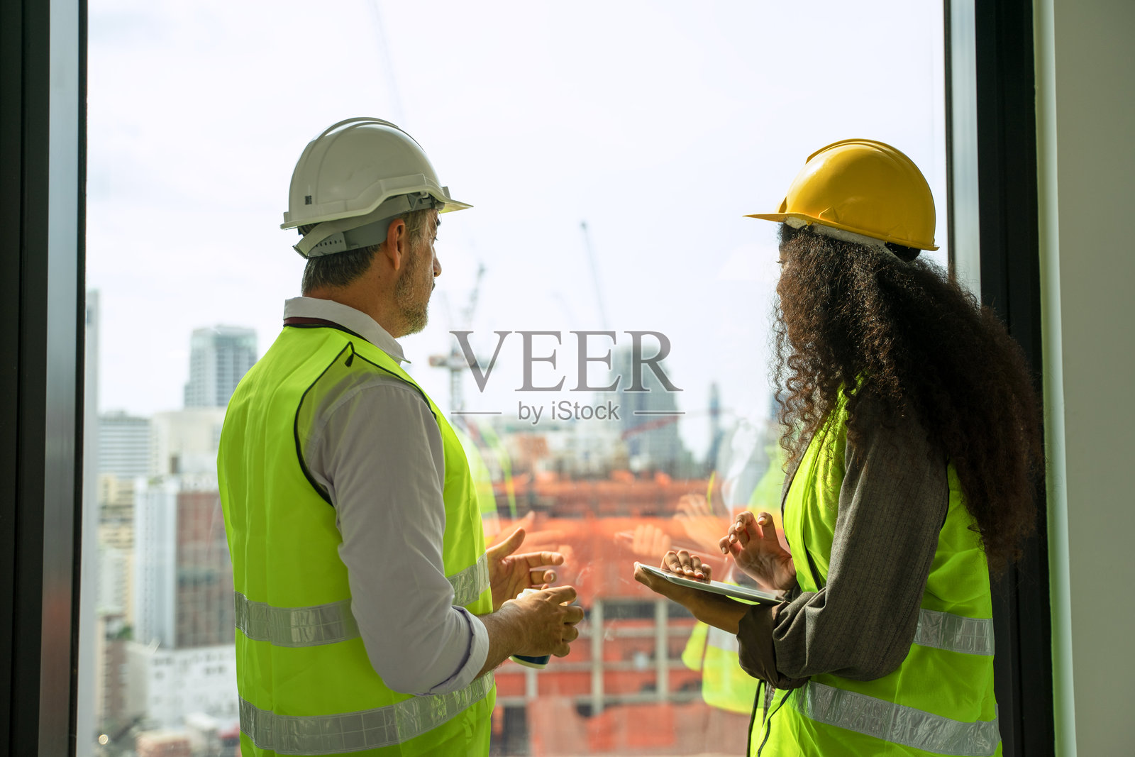 工程师在高层建筑中工作。照片摄影图片