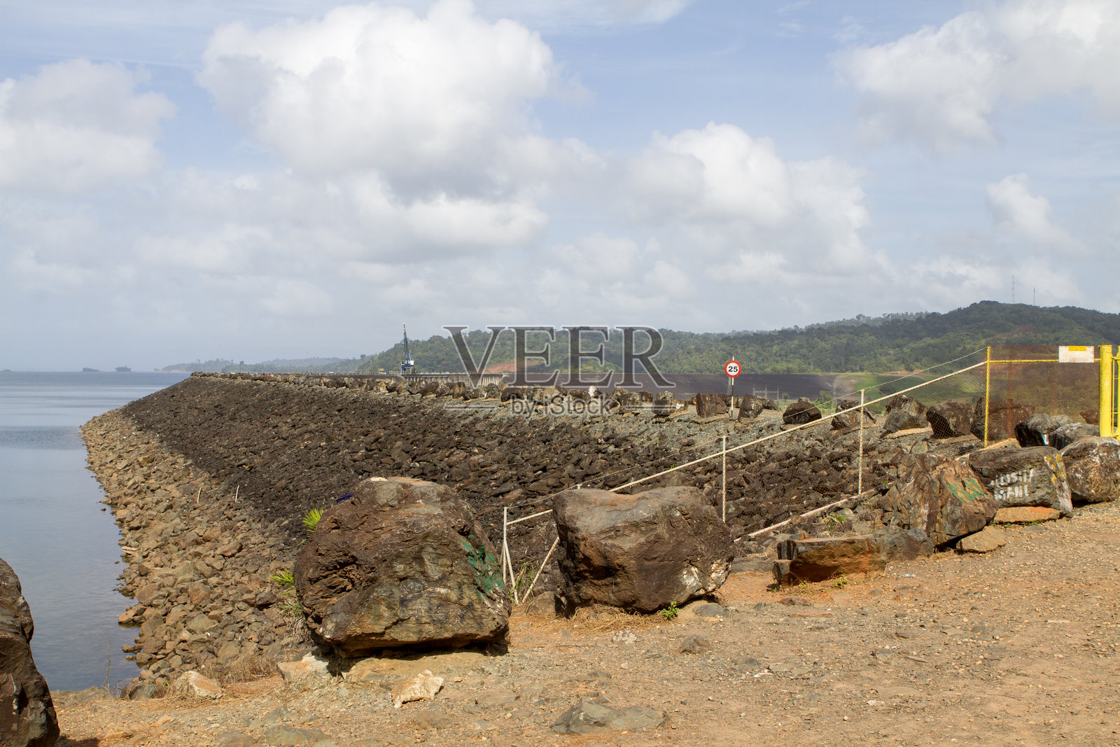 布罗科蓬多水库大坝湖边的景观照片摄影图片