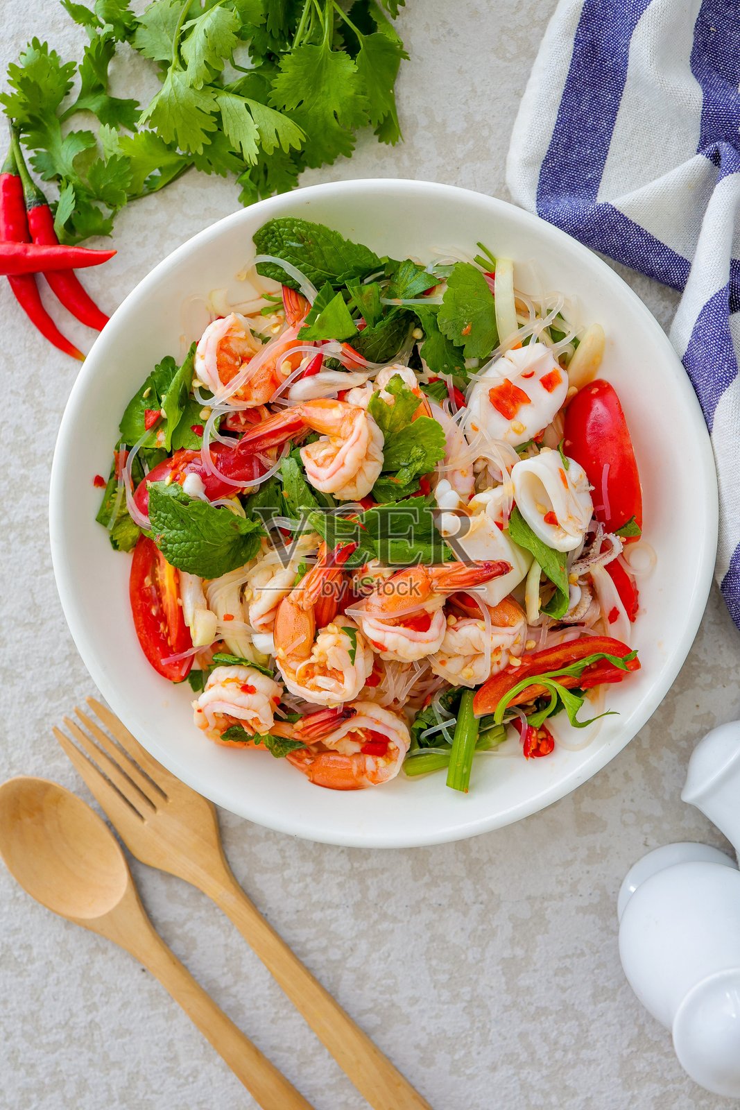 白盘中的香辣虾墨鱼粉丝照片摄影图片