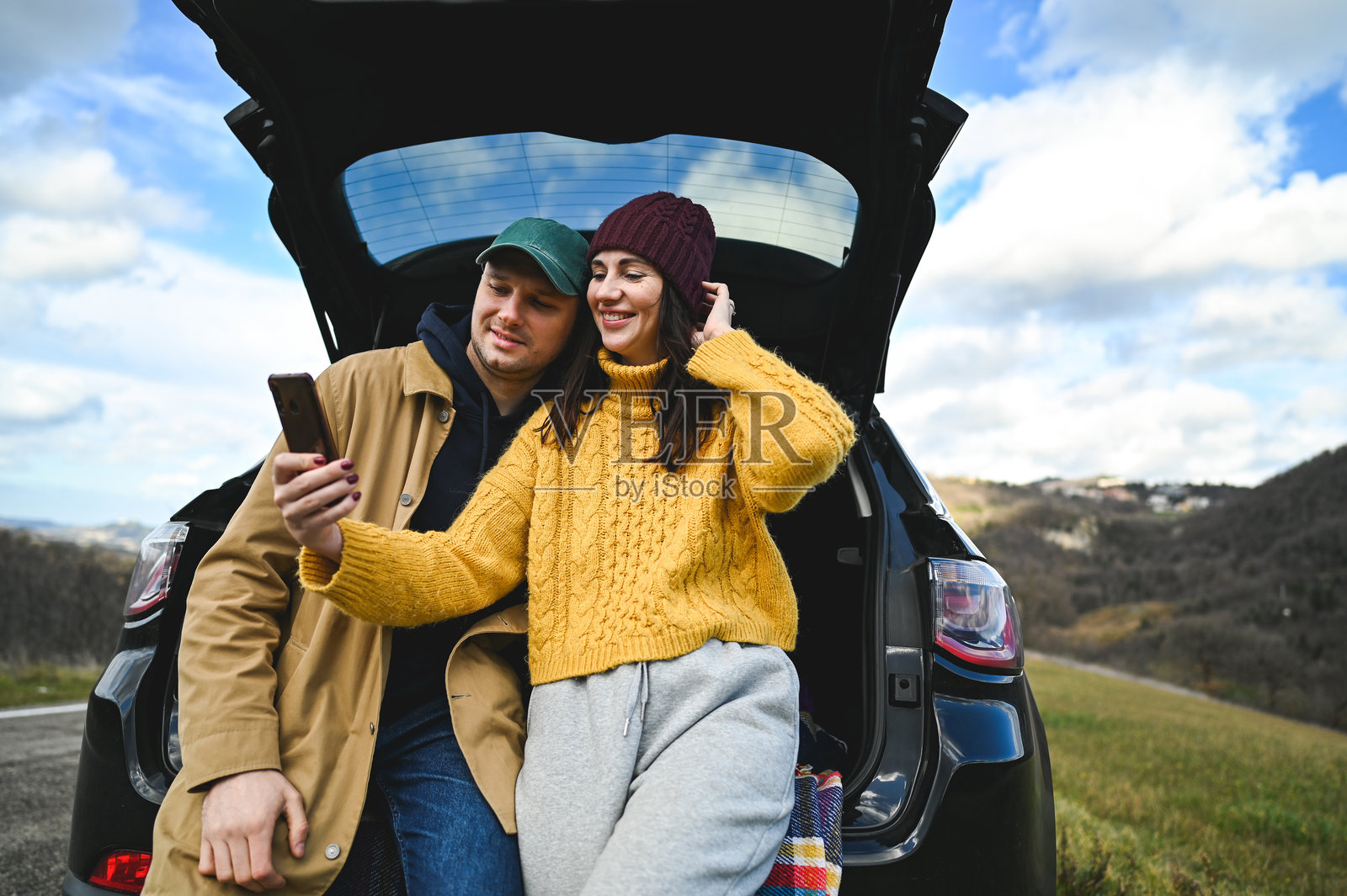 快乐的情侣在公路旅行。照片摄影图片