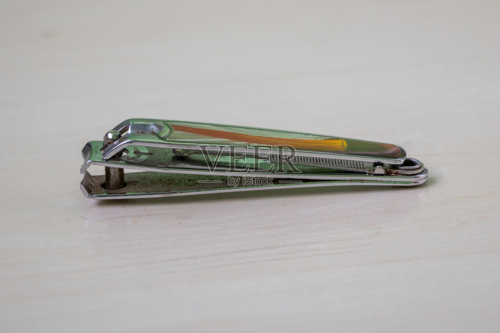 指甲刀，也称为指甲剪或指甲修剪器，是一种用于修剪指甲、脚趾甲和倒刺的手动工具。照片摄影图片