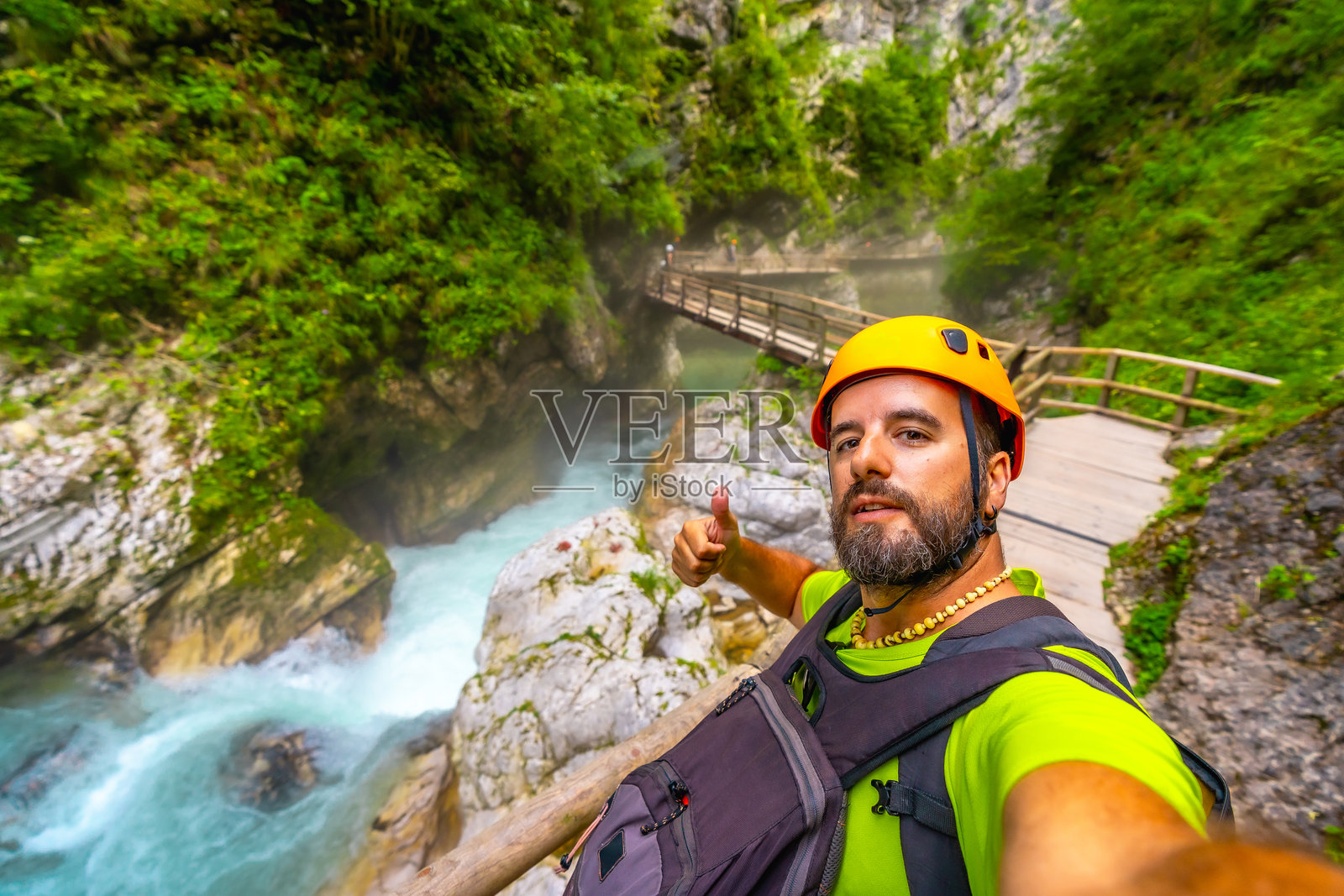 游客在斯洛文尼亚布莱德的温特加峡谷徒步旅行，做出竖起大拇指的手势照片摄影图片