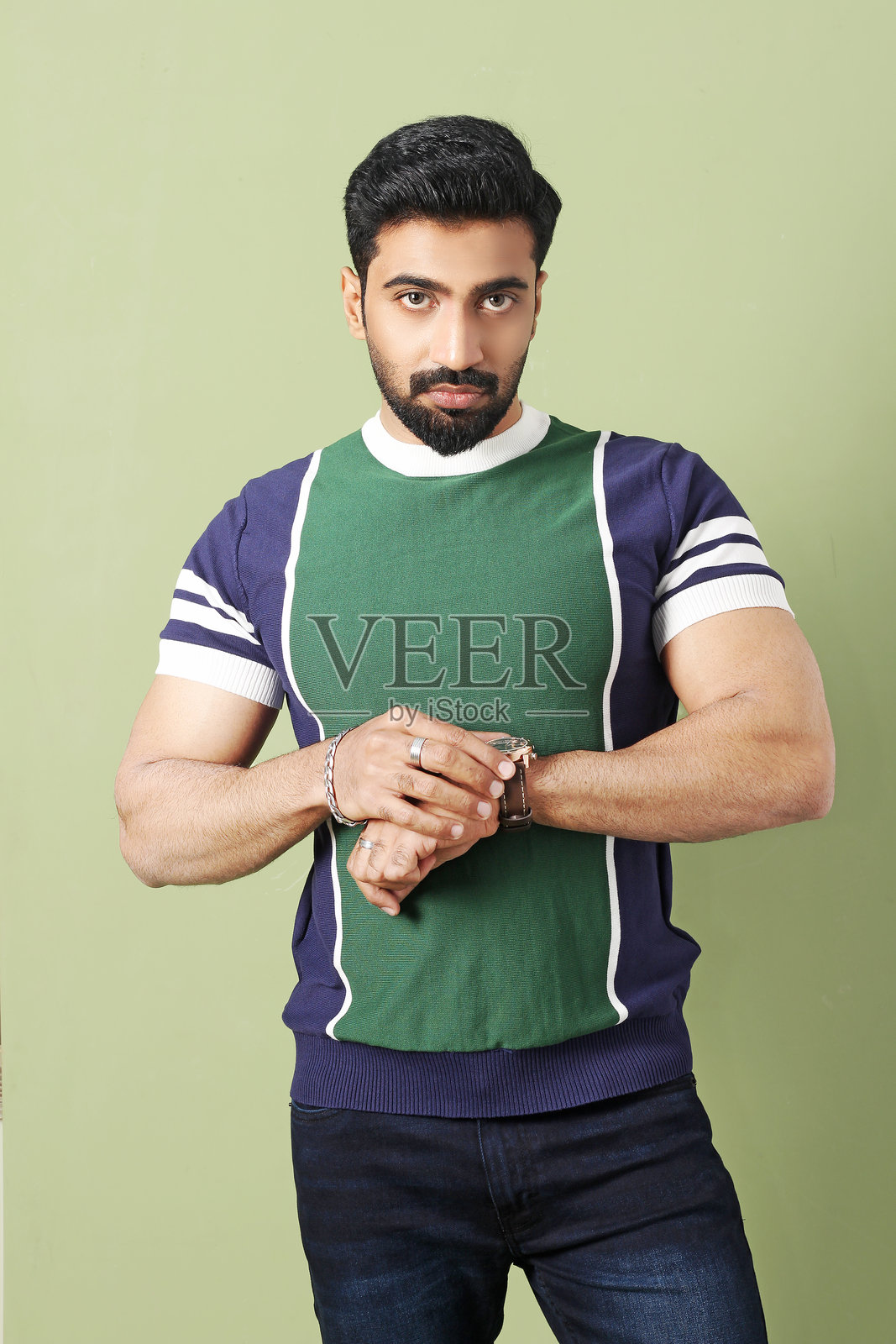 年轻时尚的巴基斯坦男性模特全身肖像，摄影棚拍摄照片摄影图片