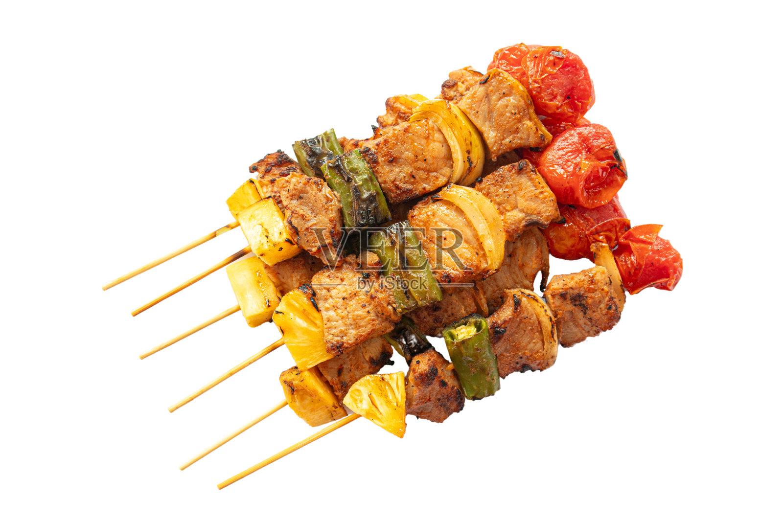 白色背景上的烧烤串。烧烤猪肉烤架，一种将肉类、蔬菜、海鲜等进行烤制或熏制的烹饪方法。照片摄影图片